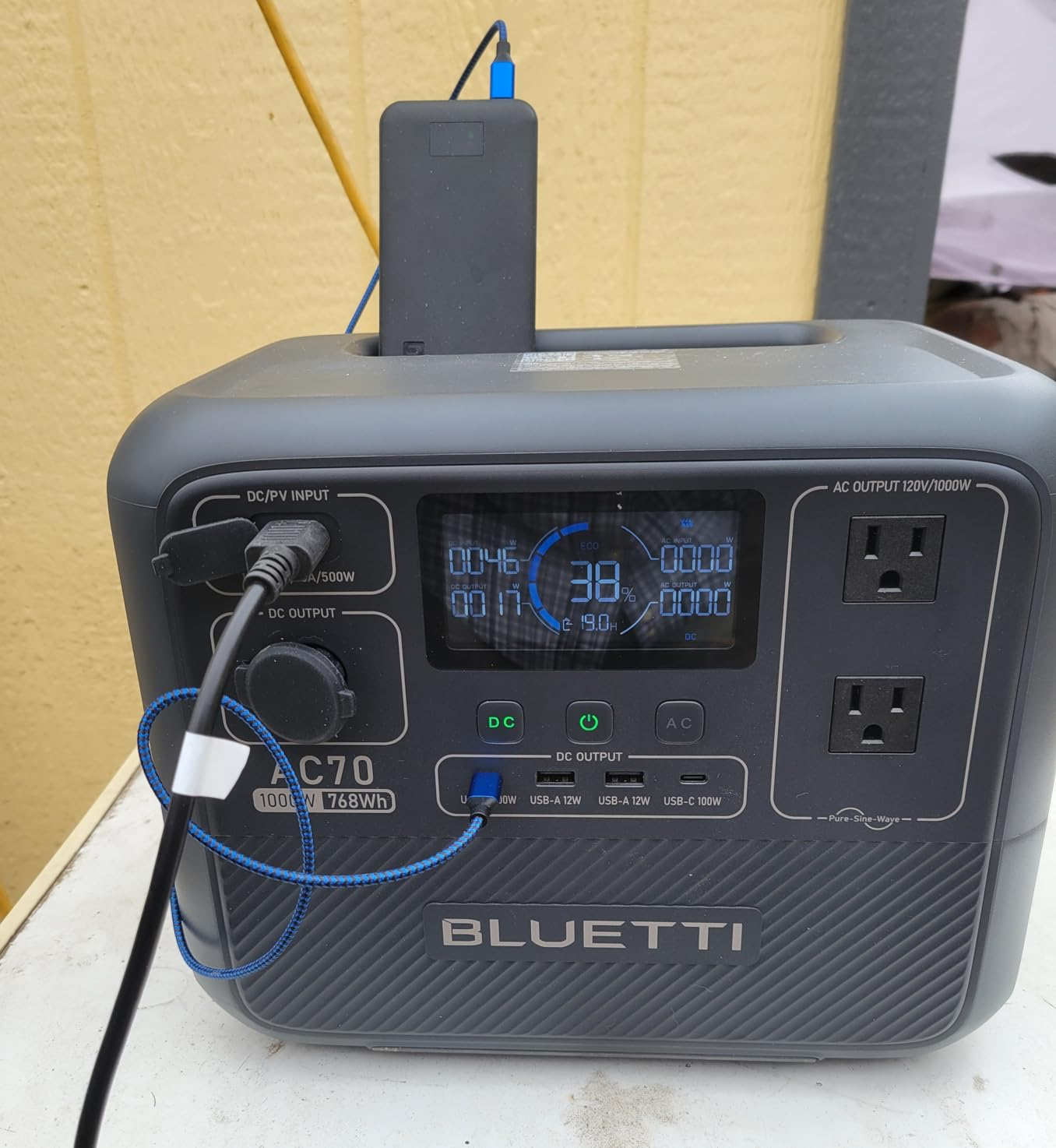 BLUETTI AC70 Portable Power Station 768Wh 1000W LFP Battery Solar Generator customer photo 2