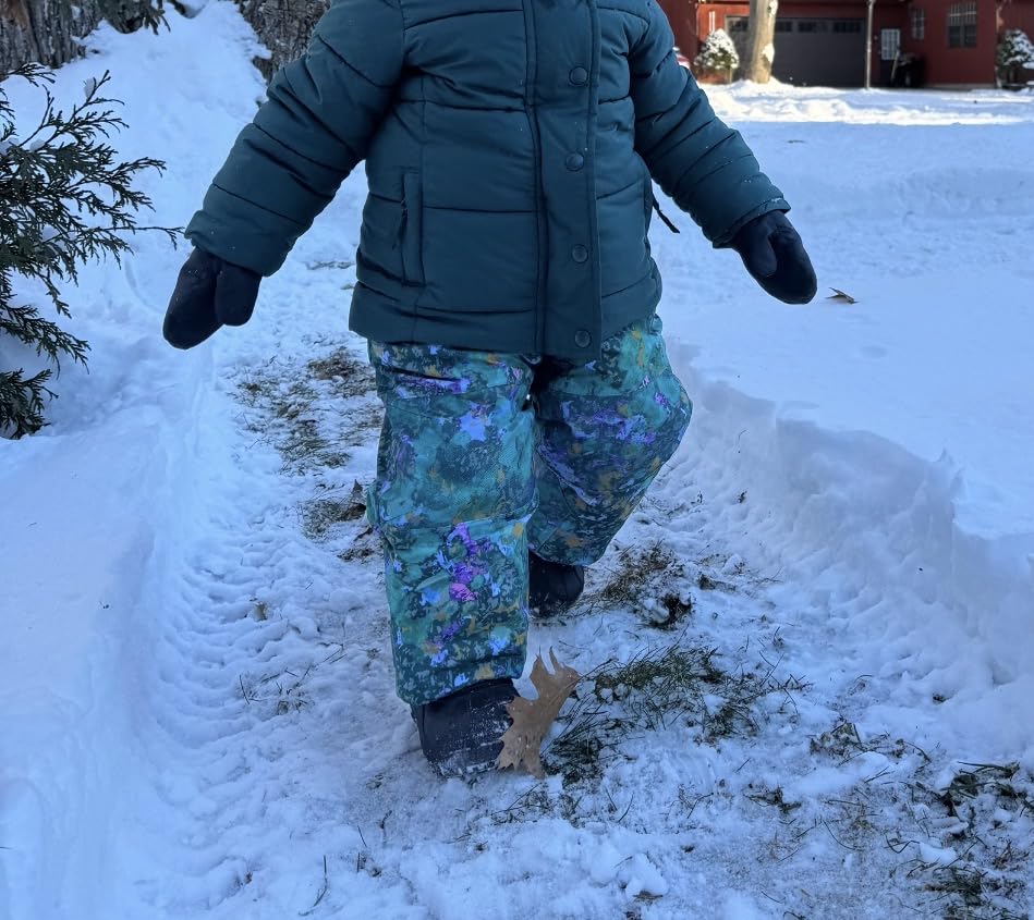 Amazon Essentials Unisex Kids and Toddlers' Insulated Breathable Ski & Snow Pants customer photo 1