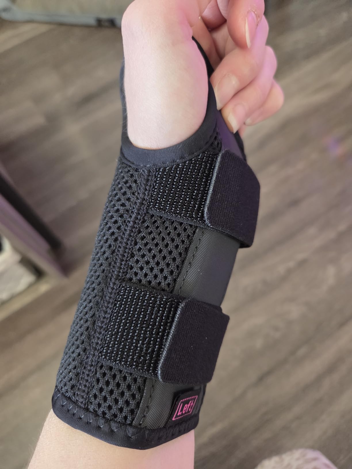 FREETOO Wrist Brace for Carpal Tunnel, [New Upgrade-Anatomically shaped] Adjustable Wrist Support Splint for Men and Women, Hand Brace for Pain Relief, Tendinitis, Arthritis, Right Hand, Medium customer photo 1
