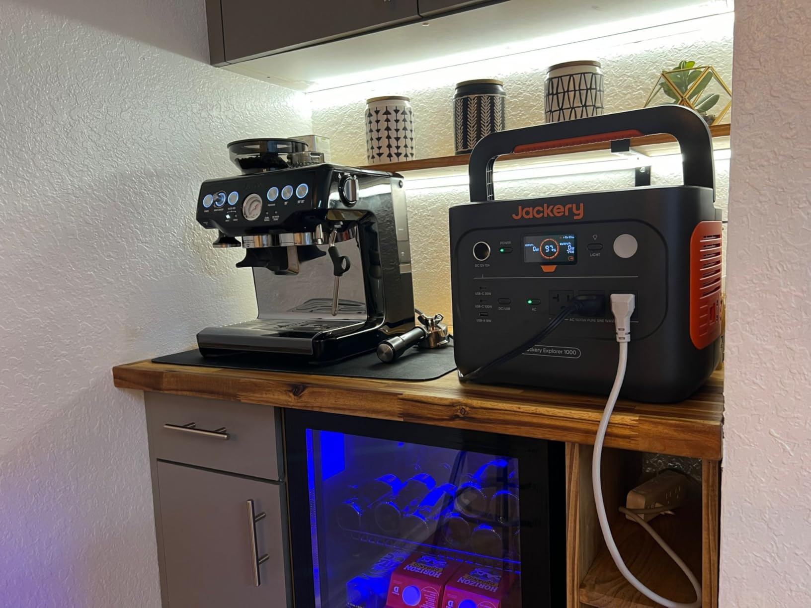 Jackery Explorer 1000 v2 Portable Power Station,1070Wh LiFePO4 Battery,1500W AC/100W USB-C Output, 1 Hr Fast Charge, Solar Generator for Camping,Emergency, RV, Off-Grid Living(Solar Panel Optional) customer photo 2