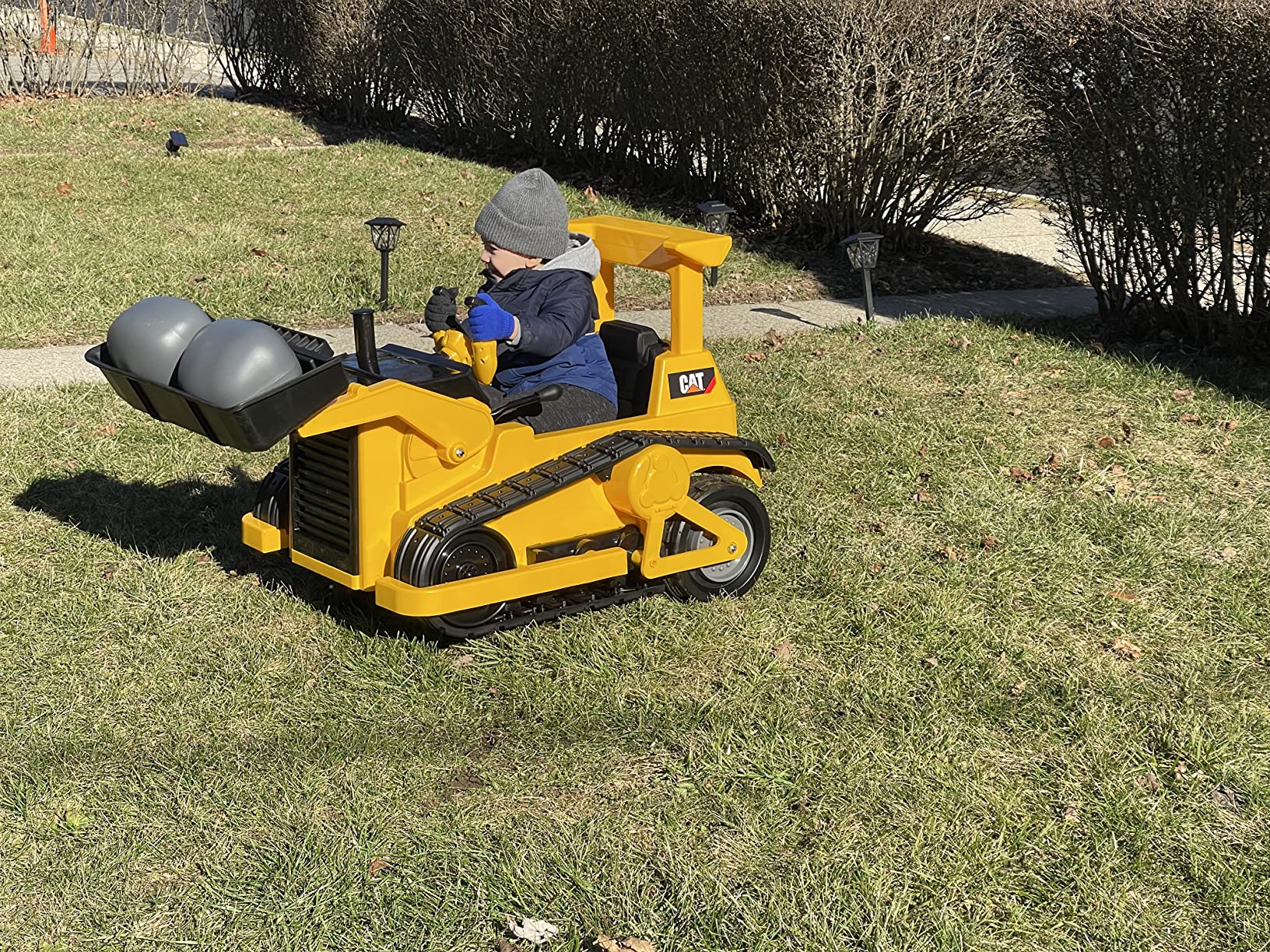 Kid Trax 6V CAT Frontloader Ride-On Toy for Kids, Ages 18-36 Months, Max Weight 44 lbs, Easy Push Button Drive System and Pull Front Bucket Lever, Includes Toy Hard Hat customer photo 1