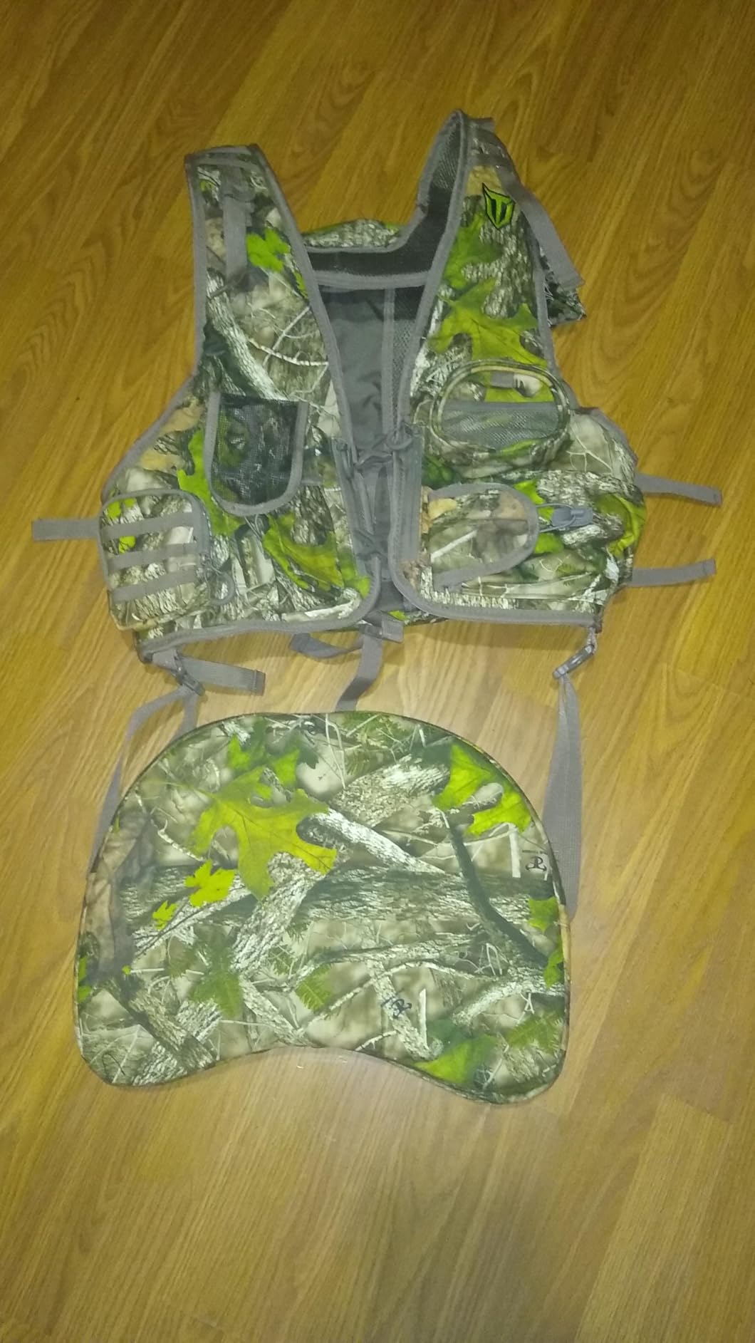 TIDEWE Vest with Seat, Lightweight Vest with Multi-Compartment Storage, Portable Backpack with 11 Adjustable Straps customer photo 1
