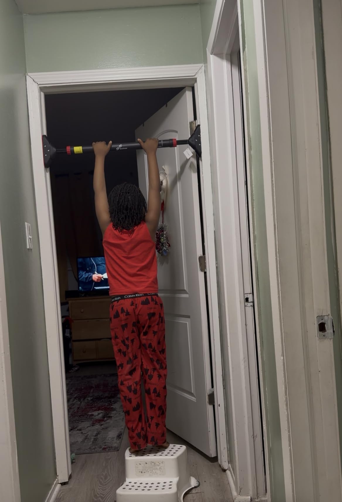 Pull Up Bar for Doorway: Sportneer Strength Training Pull-up Bars without Screw - Adjustable Width Locking Mechanism Chin Up Bar, Thickened Steel Max Limit 440 lbs customer photo 2