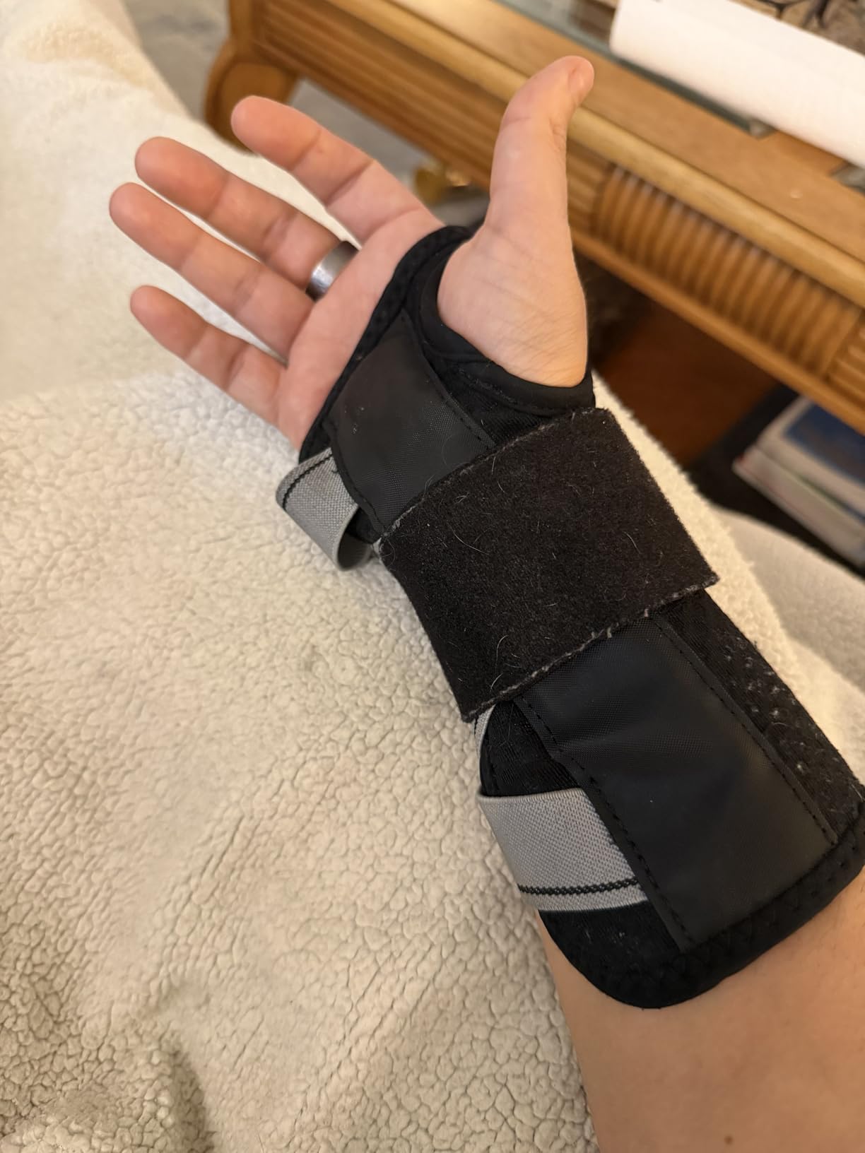 FREETOO Carpal Tunnel Wrist Brace Night Support Fit Right Hand for Work, Pain Relief Wrist Splint for Tendonitis, Sprain, Strain, Rigid Hand Brace for Arthritis for Women and Men (S/M, Black/Pink) customer photo 2