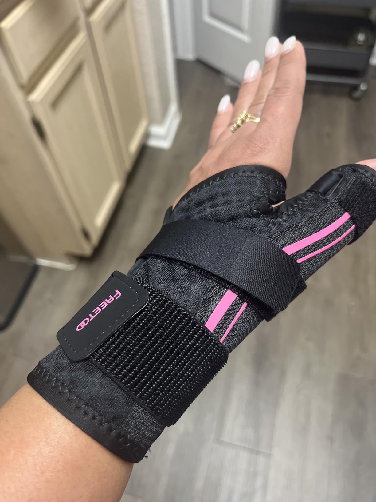FREETOO Ergonomical Thumb Brace Right Hand or Left Hand for Arthritis Pain and Support, Thumb Splint for Trigger Thumb, Thumb Support for De Quervains Tenosynovitis, Fits Palm 7.5''-8.5'' S/M Pink customer photo 2