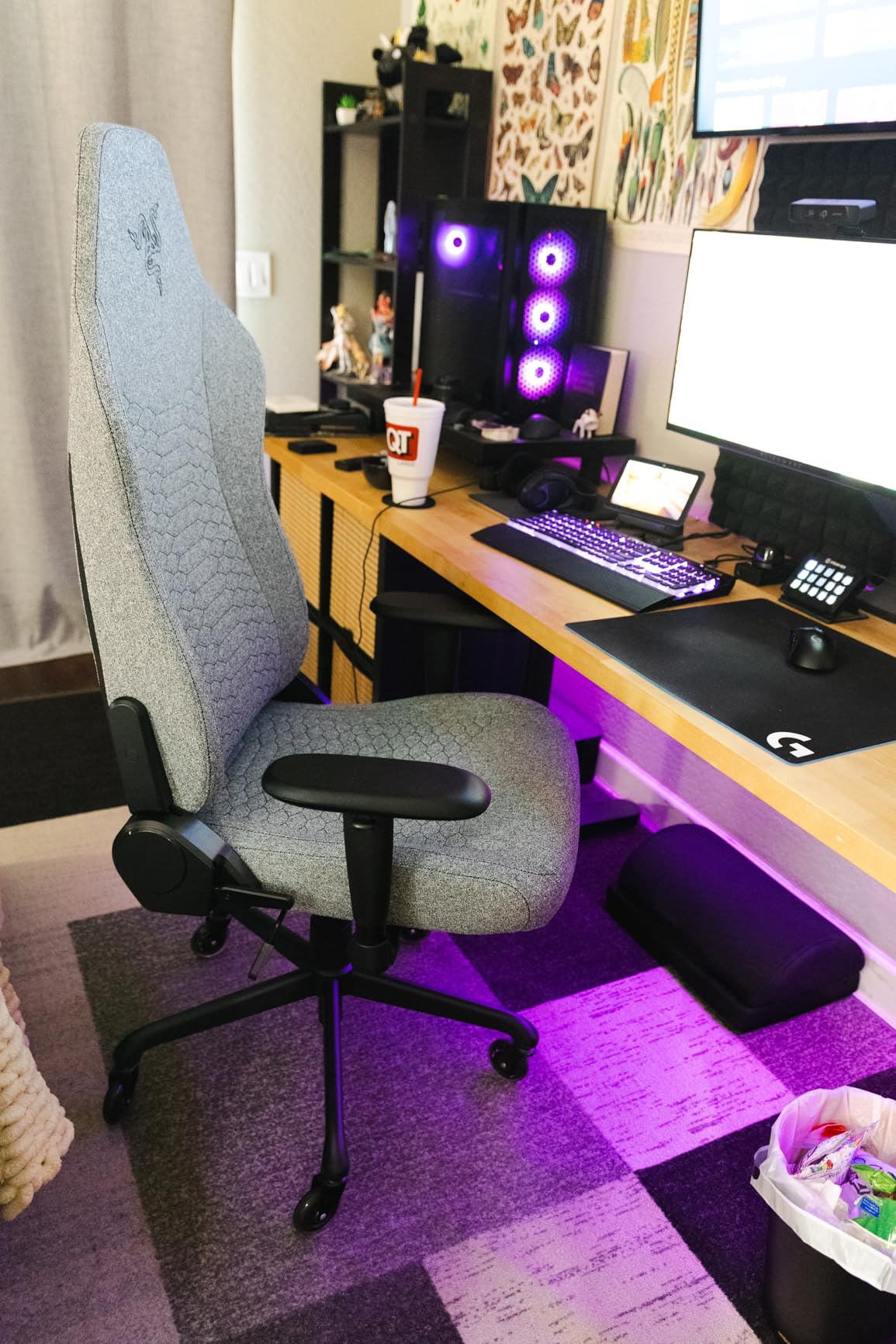 Iskur V2 X Ergonomic Gaming Chair: Built-in Lumbar Support - Widened Seat Base - High Density Foam Cushions - Adjustable 152 Degree Recline - 2D Armrests - Plush Fabric Finish - Black customer photo 1