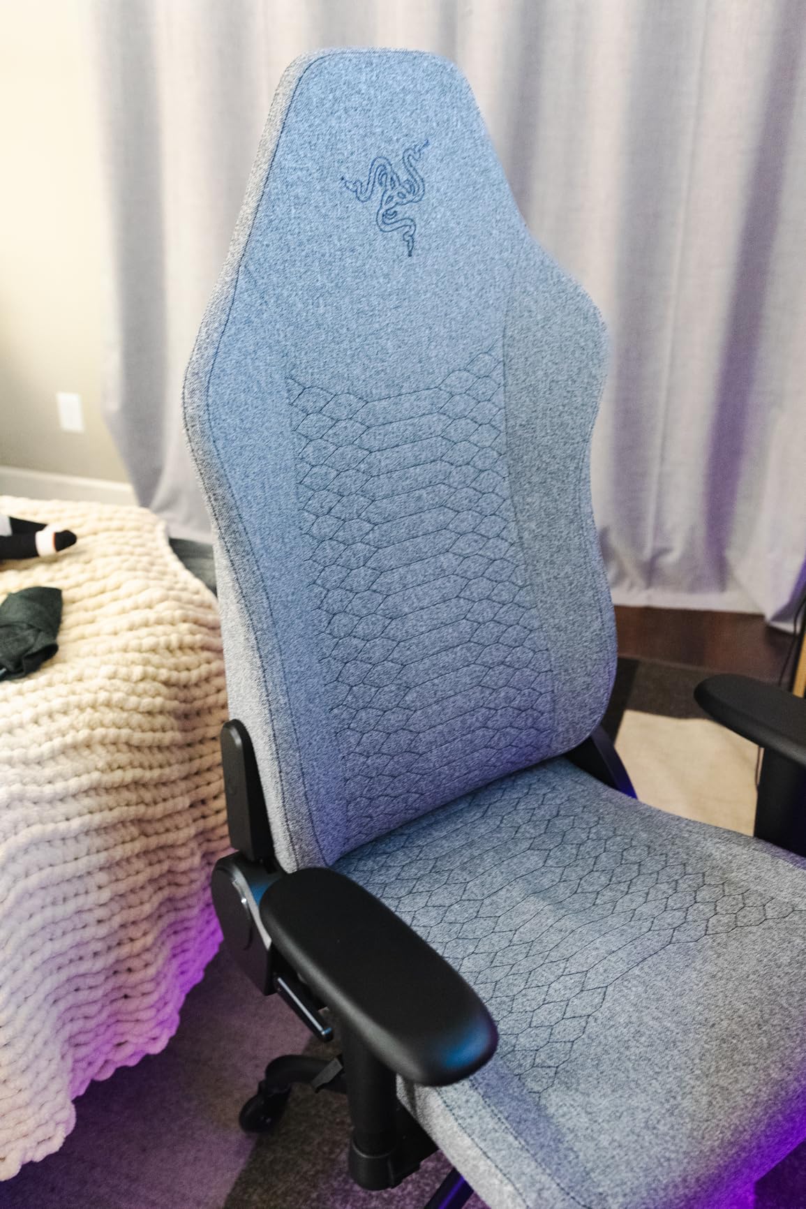 Iskur V2 X Ergonomic Gaming Chair: Built-in Lumbar Support - Widened Seat Base - High Density Foam Cushions - Adjustable 152 Degree Recline - 2D Armrests - Plush Fabric Finish - Black customer photo 2