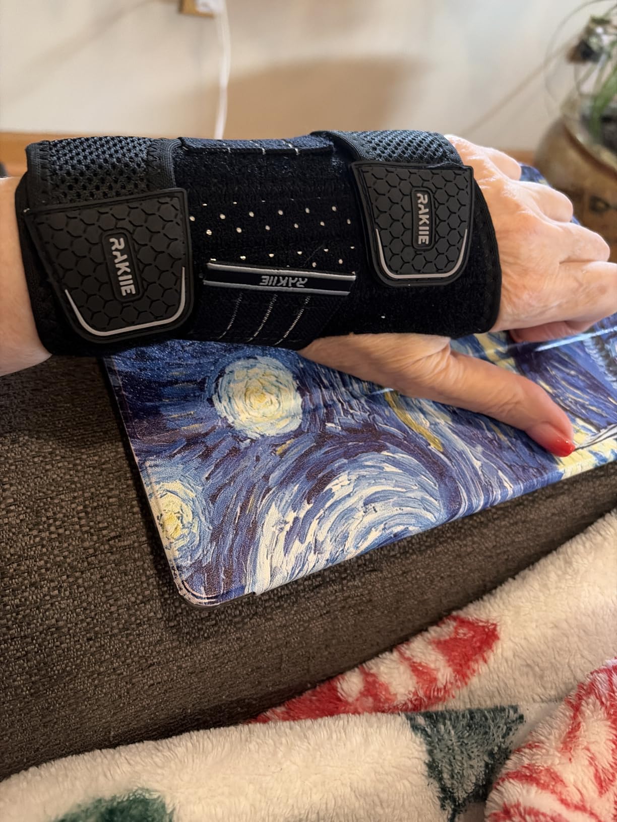Rakiie Carpal Tunnel Wrist Brace, Ergonomic Night Support Brace with 3 Metal Splints for Arthritis & Tendonitis Relief, Breathable Hand Splint Stabilizer for Men Women (Right Hand, Gray, Medium) customer photo 1