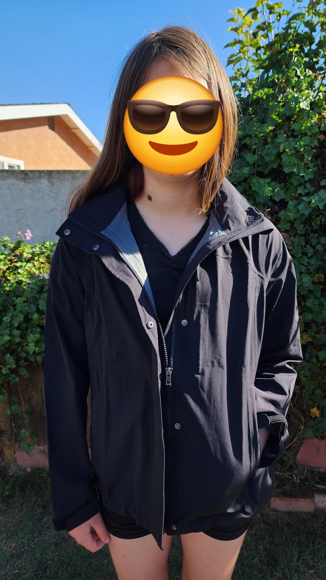 Amazon Essentials Women's Regular-Fit Packable Lightweight Waterproof Rain Jacket customer photo 2