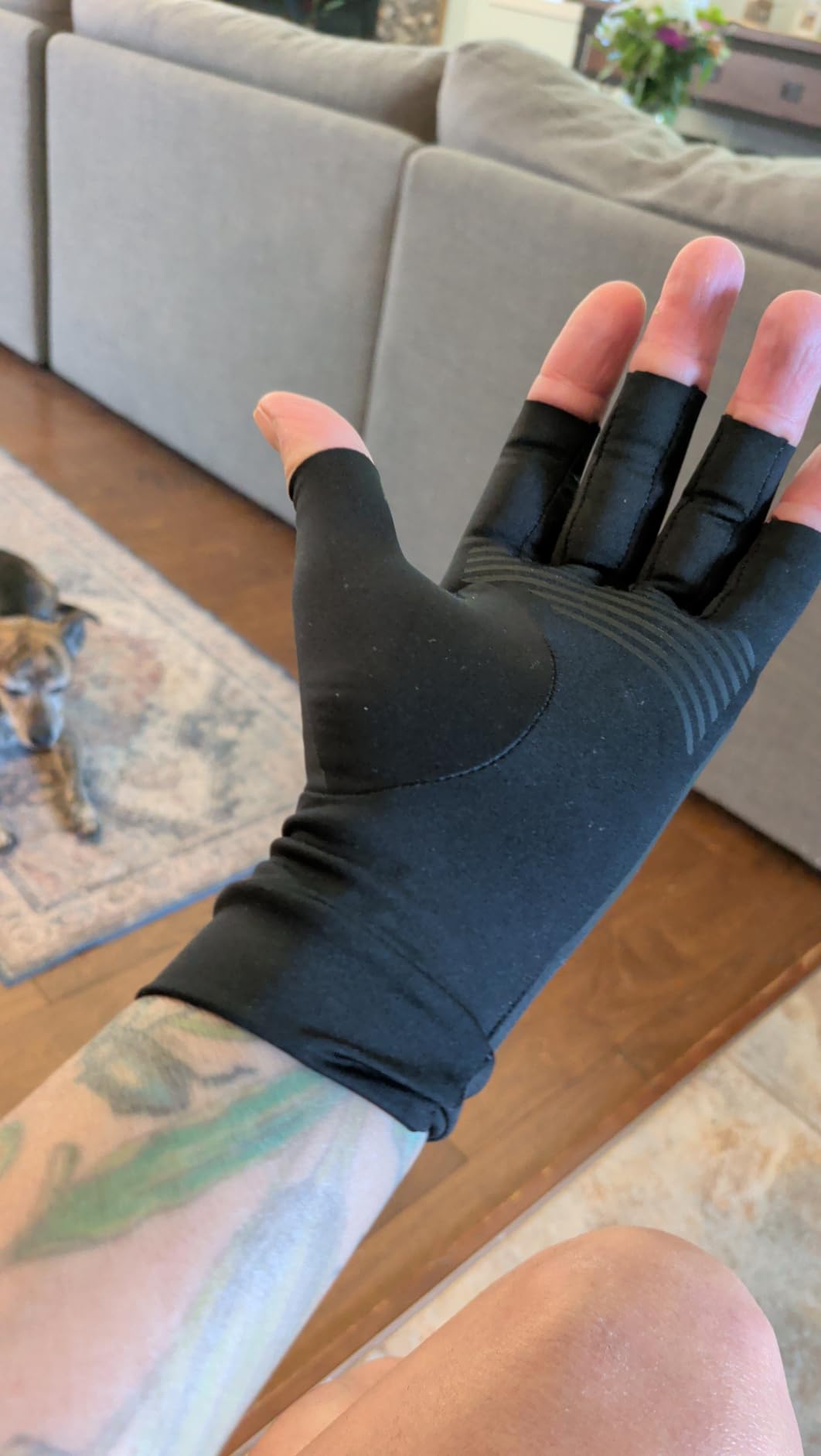 FREETOO All-Around Compression Arthritis Gloves for Women for Pain, Carpal Tunnel Relief Gloves for Men, Hand Compression Gloves for Crocheting,Gaming,Arthritis,Swelling.Black M customer photo 1