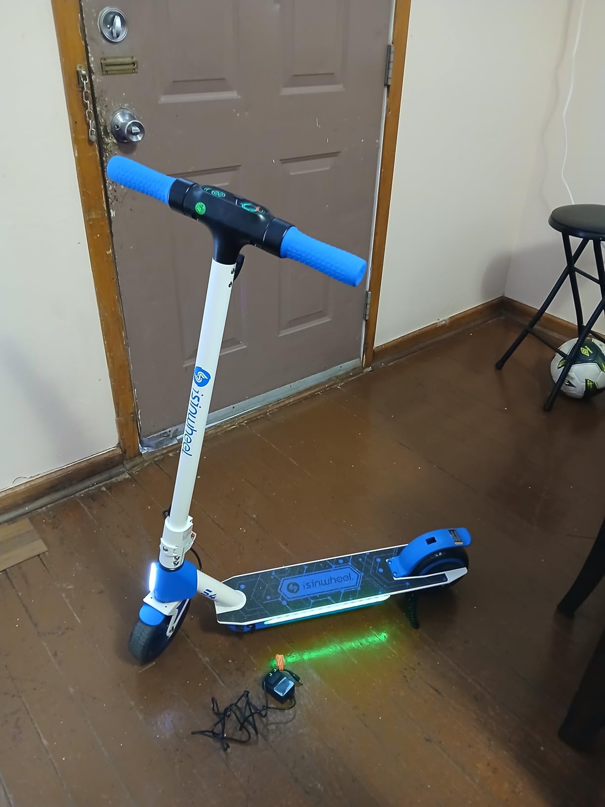 isinwheel Electric Scooter for Kids Ages 6-14, 200W/250W Foldable Kids Electric Scooter with 3 Speeds (5/8/12 Mph), Adjusrable Handerbar, Dual Brakes, LED Display, Colorful Lights, Gift for Kid customer photo 2