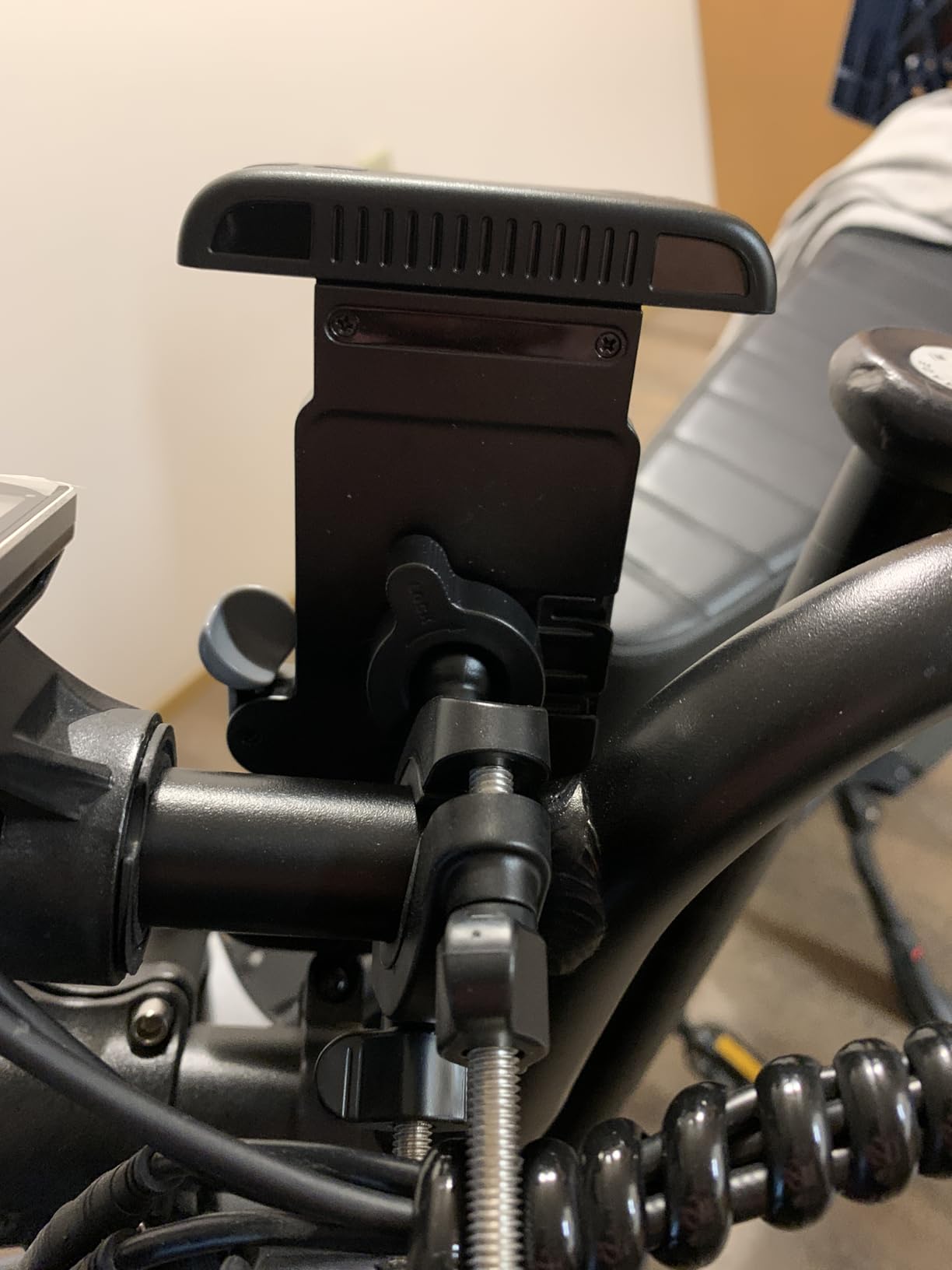 Lamicall Bike Motorcycle Phone Mount - [1s Quick Lock] Bike Cell Phone Holder Clip, Bicycle Scooter Handlebar Clamp, for iPhone Air, 17 16 15 Pro Max, Galaxy S25 S24 Ultra, 6-7.2