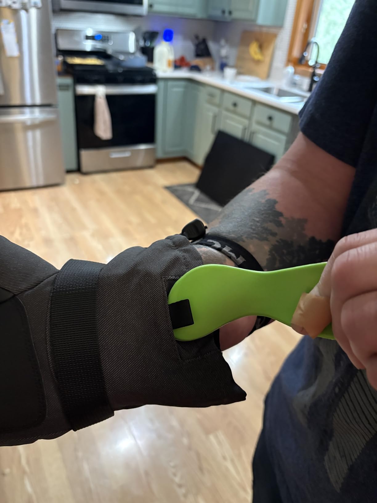 MCTi Pro Wrist Support Ski Gloves for Men, Winter Snowboard Gloves with Wrist Guard, Waterproof, 3M Thinsulate Warm, High Abrasion Resistance customer photo 2