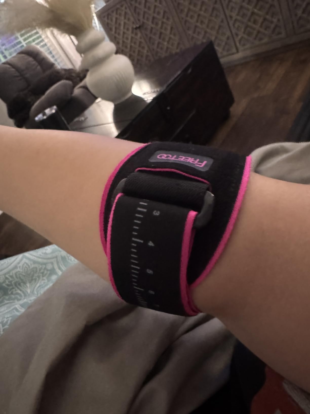 FREETOO Tennis Elbow Brace for Men Women for Tendonitis, Tennis Elbow Strap with Gel Pad, Golfers Elbow Brace for Men for Tennis & Golfers Elbow, Lateral Medial Epicondylitis. Fits Forearm 7.1''-11'' customer photo 2
