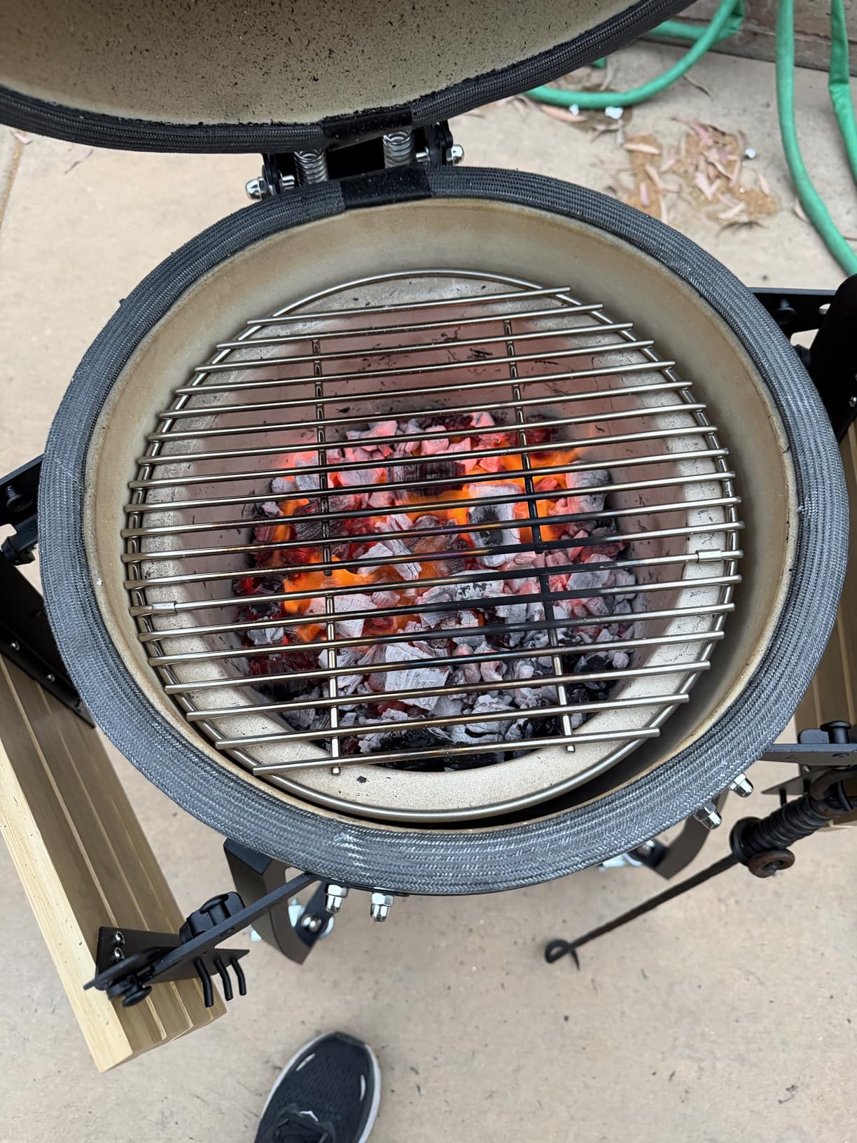 15-inch Ceramic Kamado Charcoal BBQ Grill & Smoker with Locking Casters, Foldable Side Shelves, Stainless Steel Grates, and Tall Stand customer photo 2