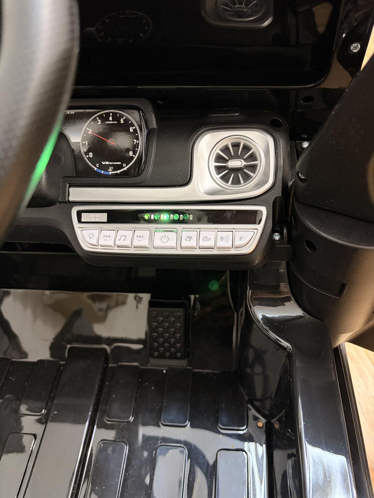 ELEMARA Licensed Mercedes-Benz AMG G63 Ride on Toys, Electric Car for Kids W/Parents Control, Electric Powered G Wagon Ride On Truck Toy, Low Battery Prompt, Bluetooth, Flickering Lights/LED Lights, White customer photo 1