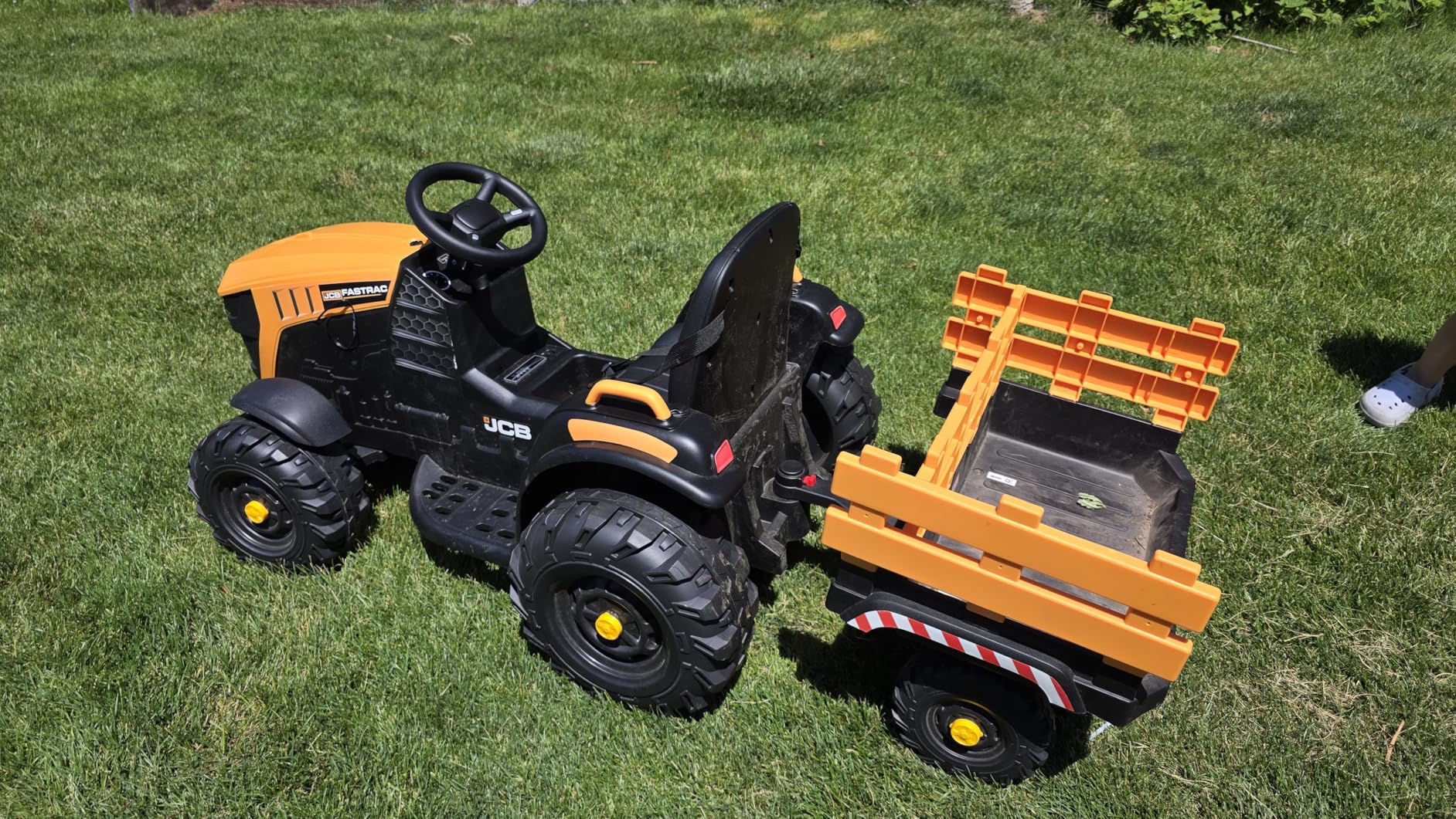 Hikiddo Licensed JCB 24V Electric Ride on Tractor for Big Kids 3-8 with Trailer, Remote Control, 400W Motors - Yellow customer photo 1