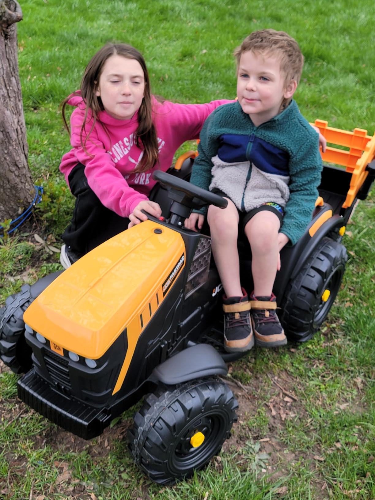 Hikiddo Licensed JCB 24V Electric Ride on Tractor for Big Kids 3-8 with Trailer, Remote Control, 400W Motors - Yellow customer photo 2