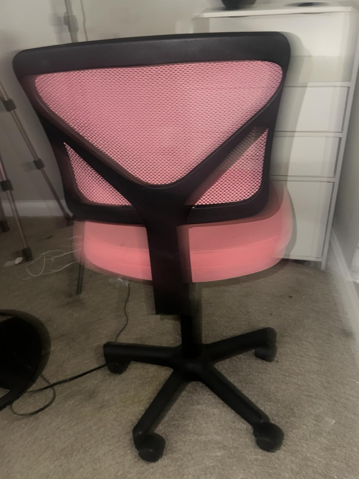 DUMOS Small Office Chair Armless, Ergonomic Adjustable Home Office Swivel Rolling Task Chair No Arms, Comfy Mesh Mid Back Computer Work Vanity Desk Chiars with Wheels for Small Spaces, Hot Pink customer photo 2