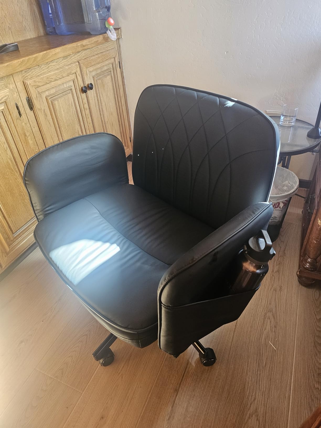 Misolant Criss Cross Chair with Armrests & Wheels for Cross-Legged Sitting, Comfortable PU Leather Vanity Chair, Office Desk Chairs with Adjustable Rocking Function, for Home, Bedroom White customer photo 1