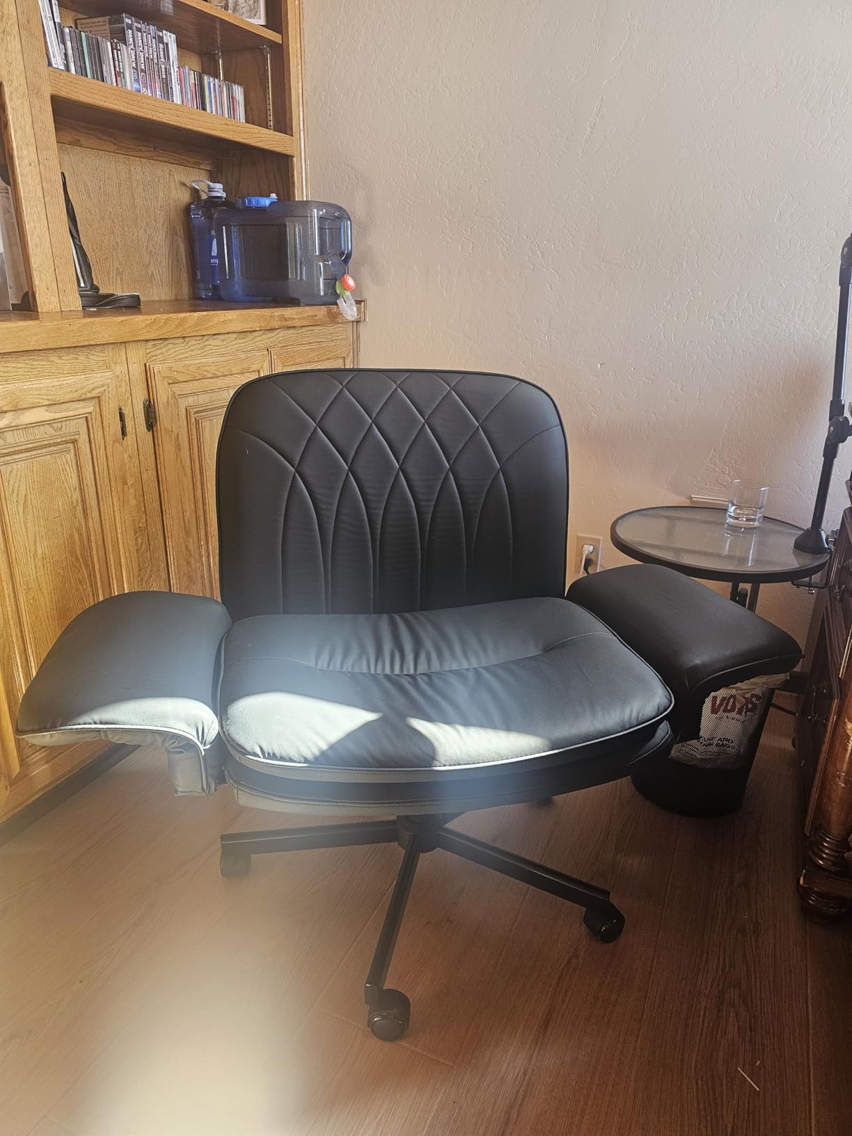 Misolant Criss Cross Chair with Armrests & Wheels for Cross-Legged Sitting, Comfortable PU Leather Vanity Chair, Office Desk Chairs with Adjustable Rocking Function, for Home, Bedroom White customer photo 2