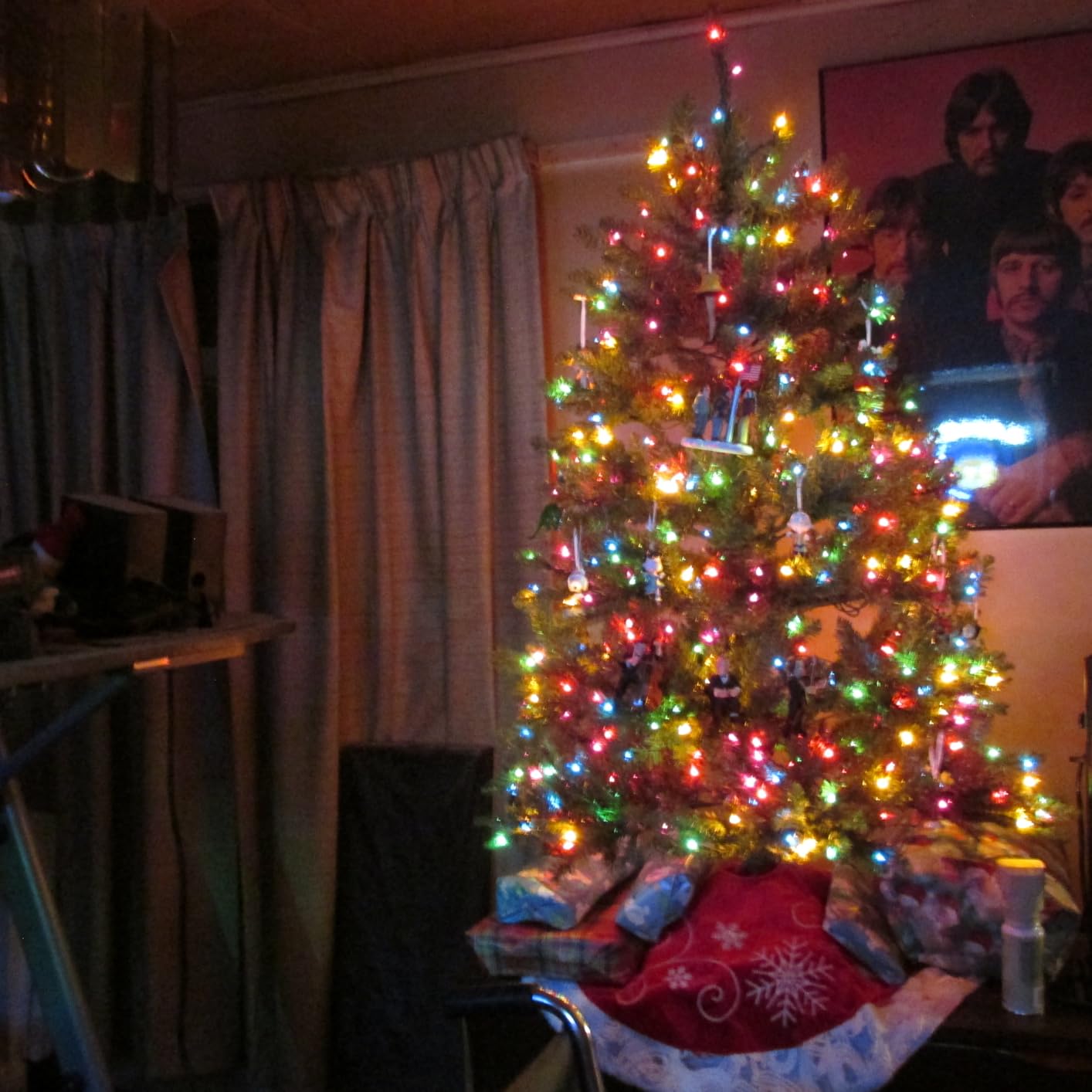 National Tree Company 4.5ft Pre-Lit Dunhill Fir Artificial Christmas Tree | 450 Multicolor Lights, 763 Tips, Includes Stand, Green customer photo 2