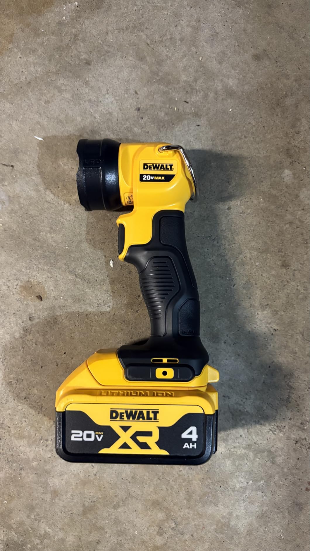 DEWALT 20V MAX* LED Work Light/Flashlight (DCL040) customer photo 2