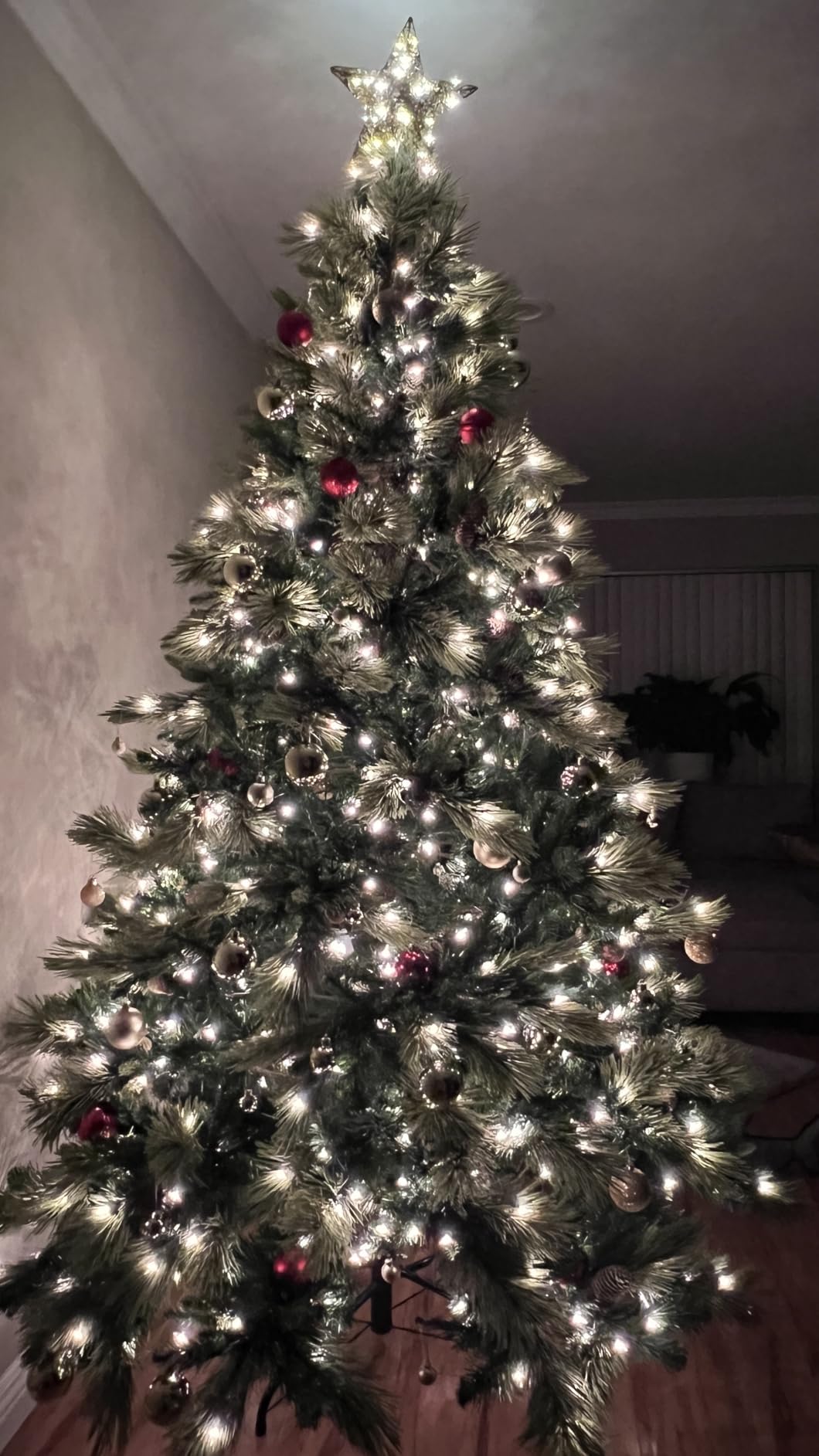 National Tree Company 6.5 ft Pre-Lit Carolina Pine Artificial Christmas Tree, 650 Clear Lights, 911 Tips, Includes Stand, Green customer photo 1