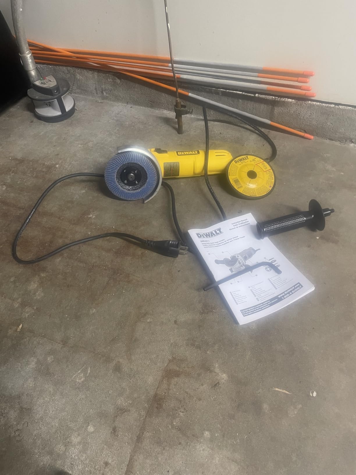 DEWALT Angle Grinder, One-Touch Guard, 4-1/2-Inch (DWE4011) customer photo 1