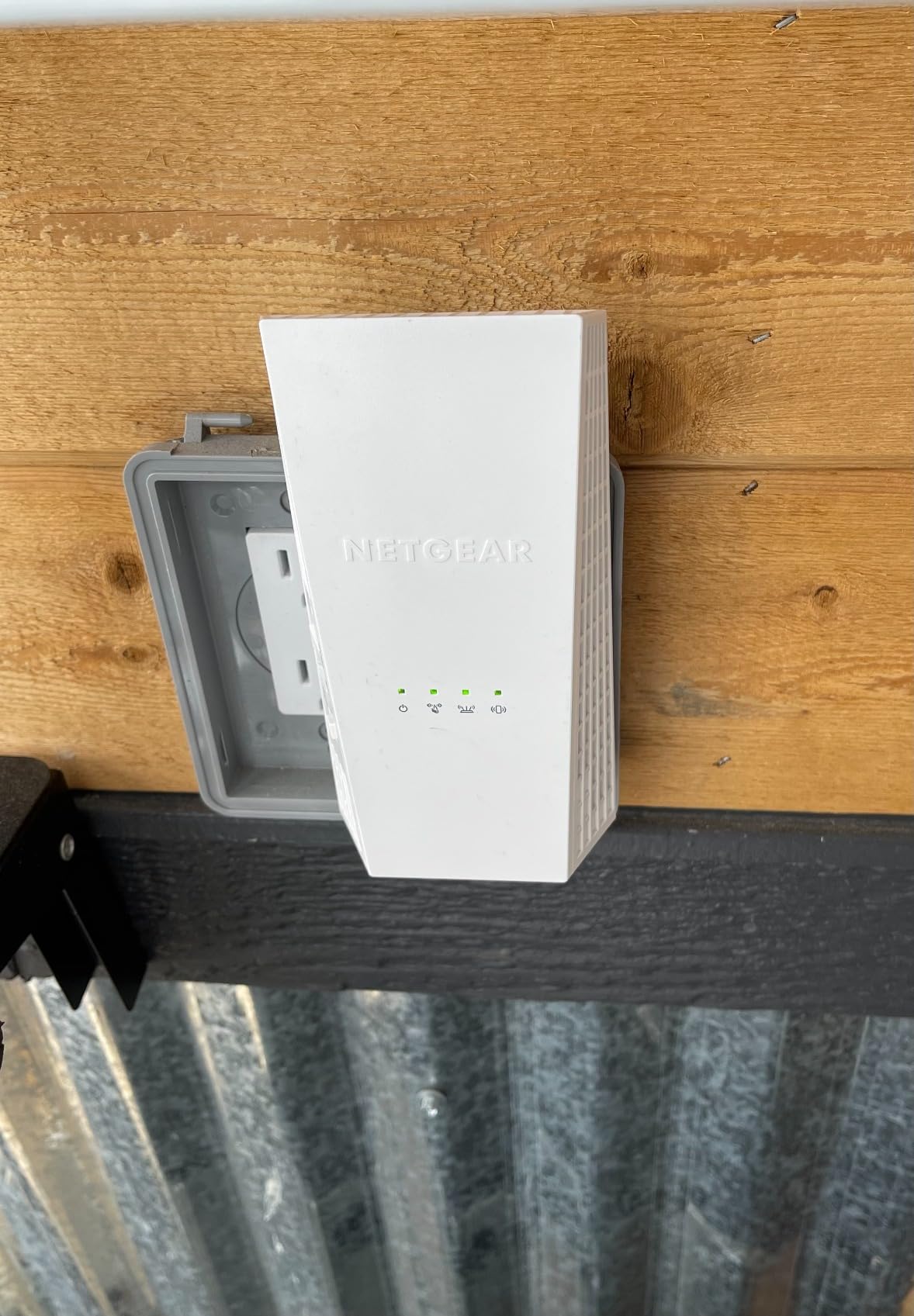 NETGEAR WiFi Mesh Range Extender (EX6400) - Up to 2,100 sq. ft., 35 Devices, AC1900 Dual Band, Smart Roaming customer photo 1