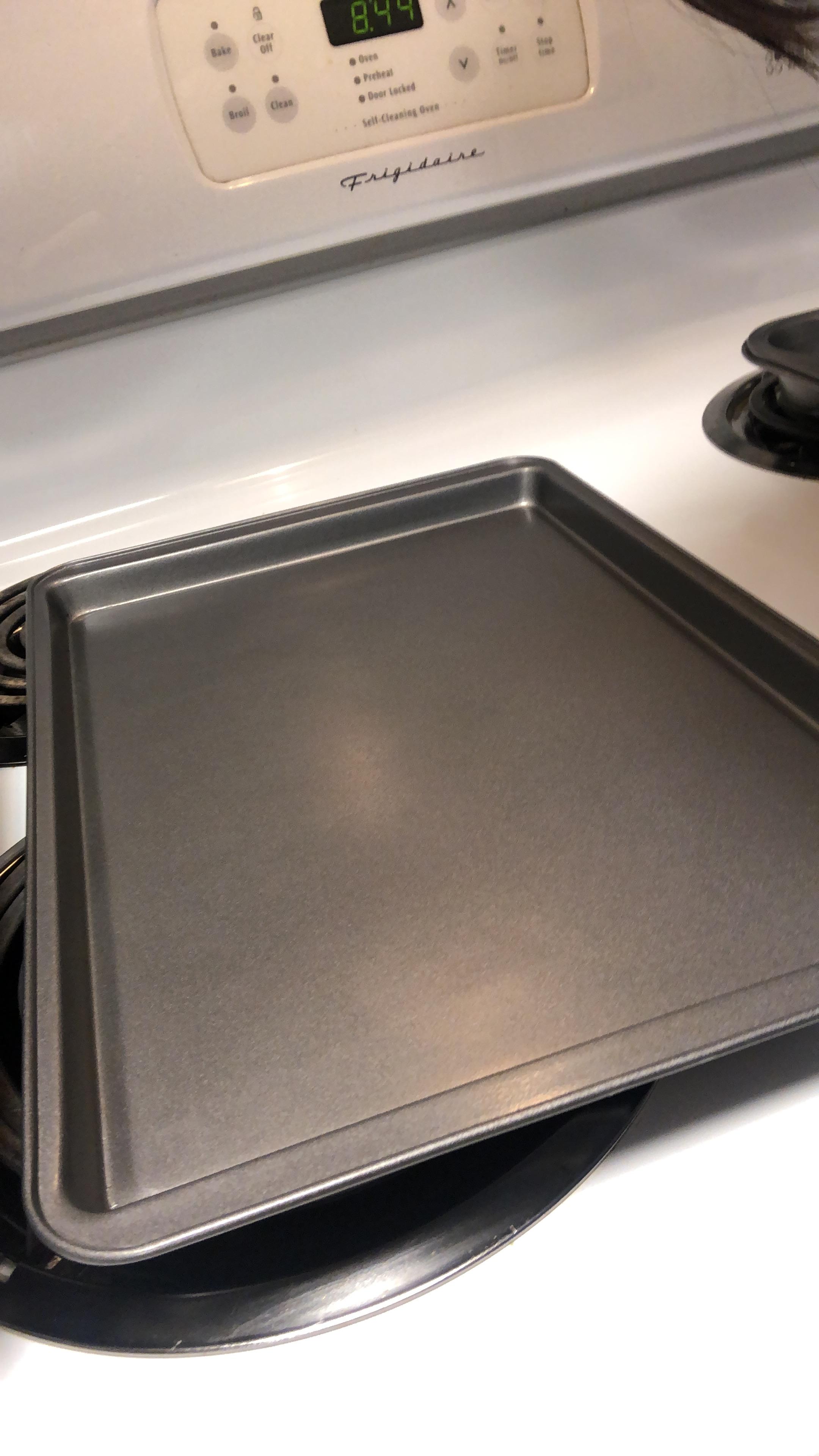 Amazon Basics 6 Piece Nonstick Carbon Steel Bakeware Set with Cake, Muffin, Cookie, and Loaf Pans, Easy Release, Oven Safe, 16.25 x 11.75 x 6.25 inches customer photo 1
