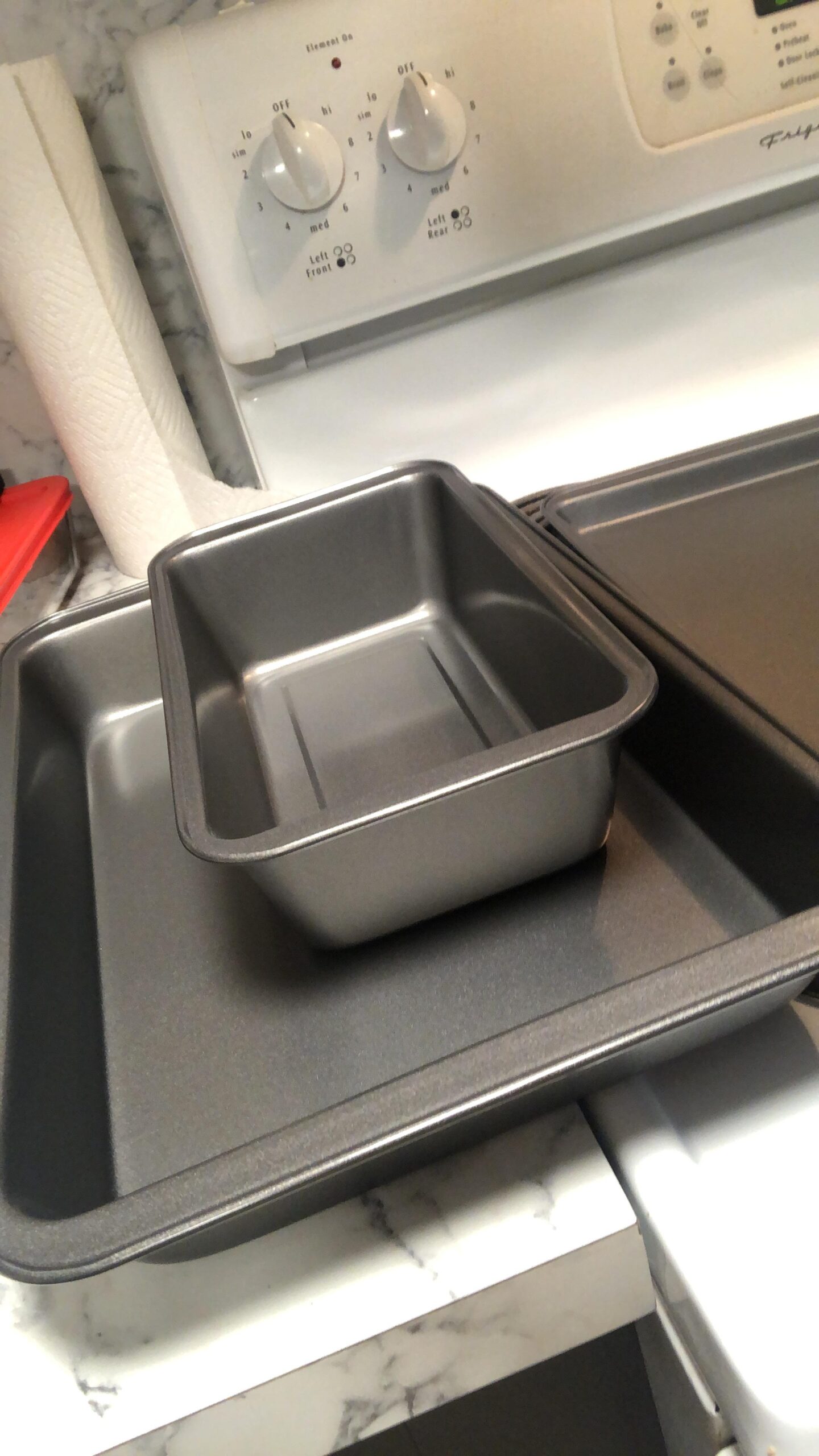 Amazon Basics 6 Piece Nonstick Carbon Steel Bakeware Set with Cake, Muffin, Cookie, and Loaf Pans, Easy Release, Oven Safe, 16.25 x 11.75 x 6.25 inches customer photo 2
