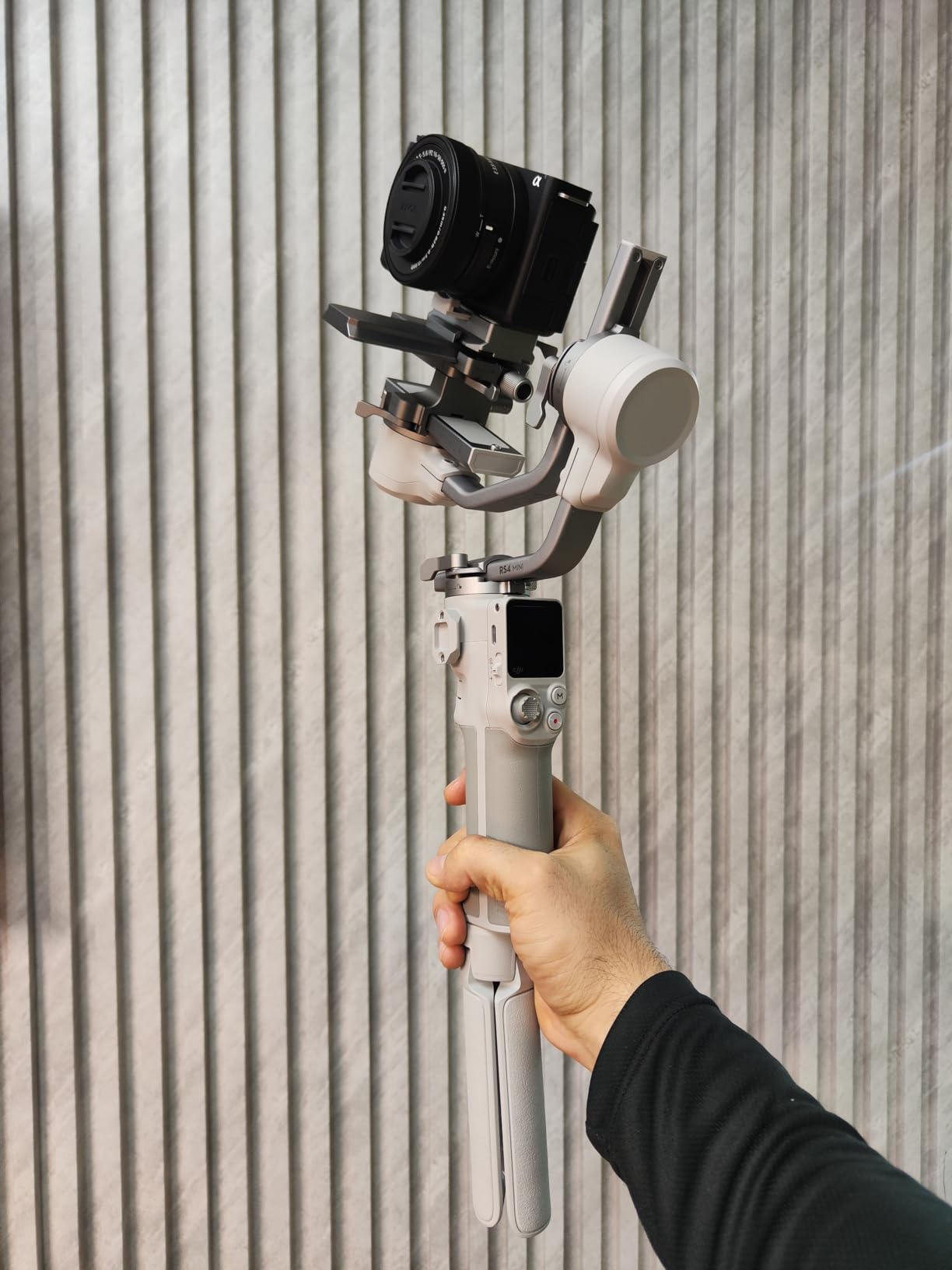 DJI RS 4 Mini, Gimbal Stabilizer for Camera, Canon/Sony/Nikon/Fujifilm | 3rd-Gen Native Vertical Shooting, 2nd-Gen Automated Axis Locks, Teflon Enhanced Balancing customer photo 1