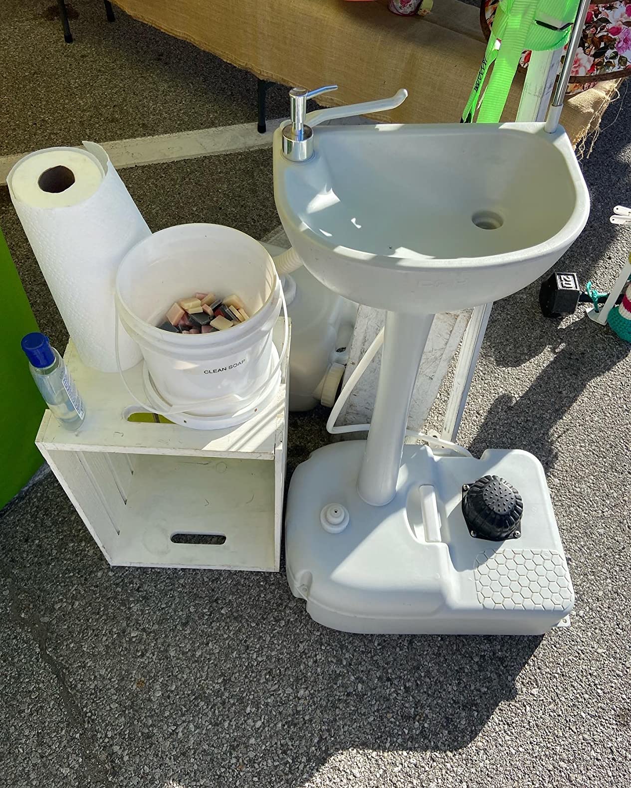 kleankin Portable Camping Sink, Handwashing Station Basin with 4.5 Gal (17 L) Tank, 6.3 Gal (24 L) Recovery Tank, Rolling Wheels & Soap Dispenser for RV, Outdoor Events, Gatherings, HDPE, White customer photo 2