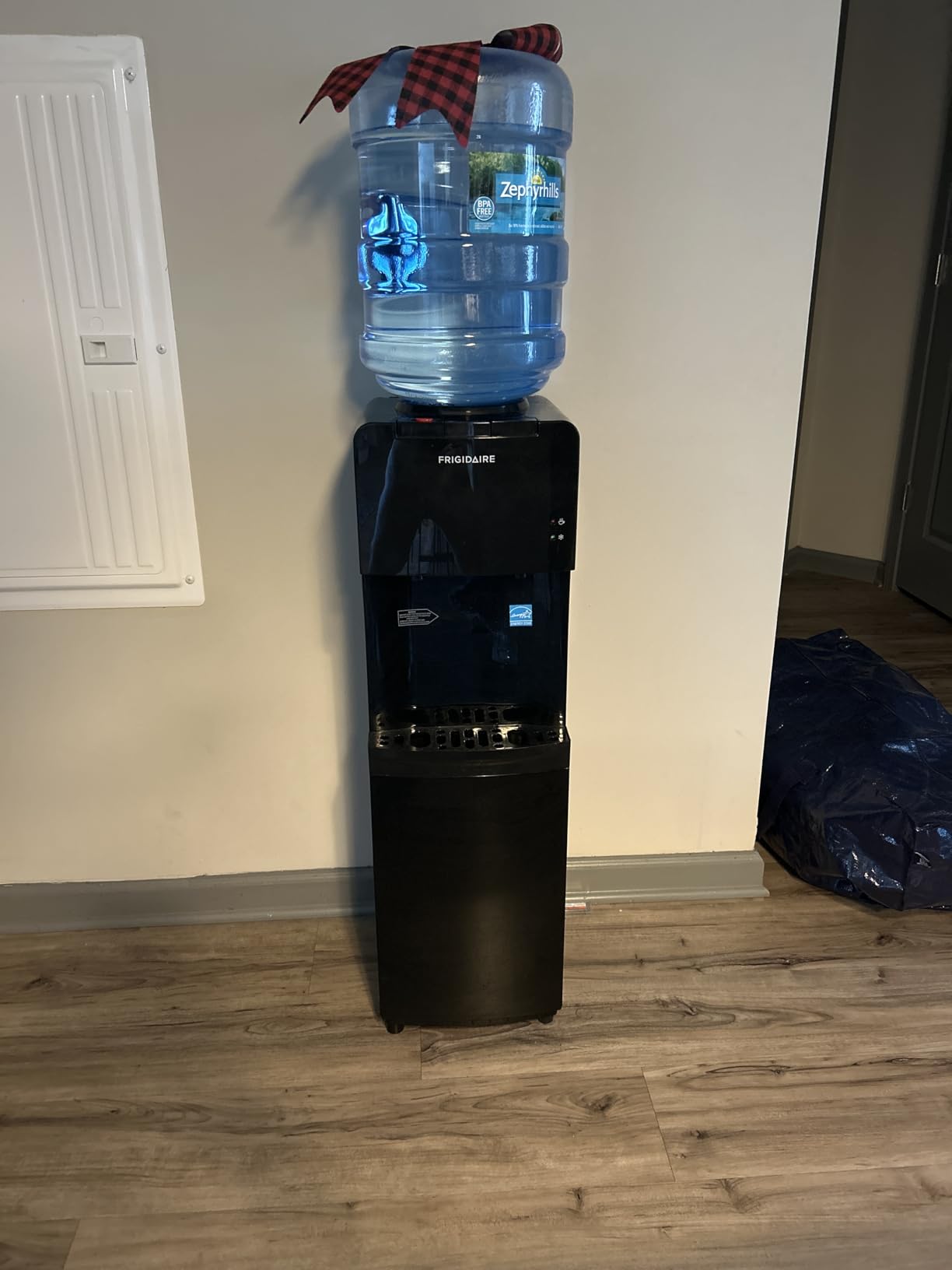 Frigidaire EFWC498 - Top Loading Cooler Dispenser - Hot & Cold Water - Child Safety Lock - Innovative Slim & Sleek Design, Holds 3 or 5 Gallon Bottles - Black customer photo 1