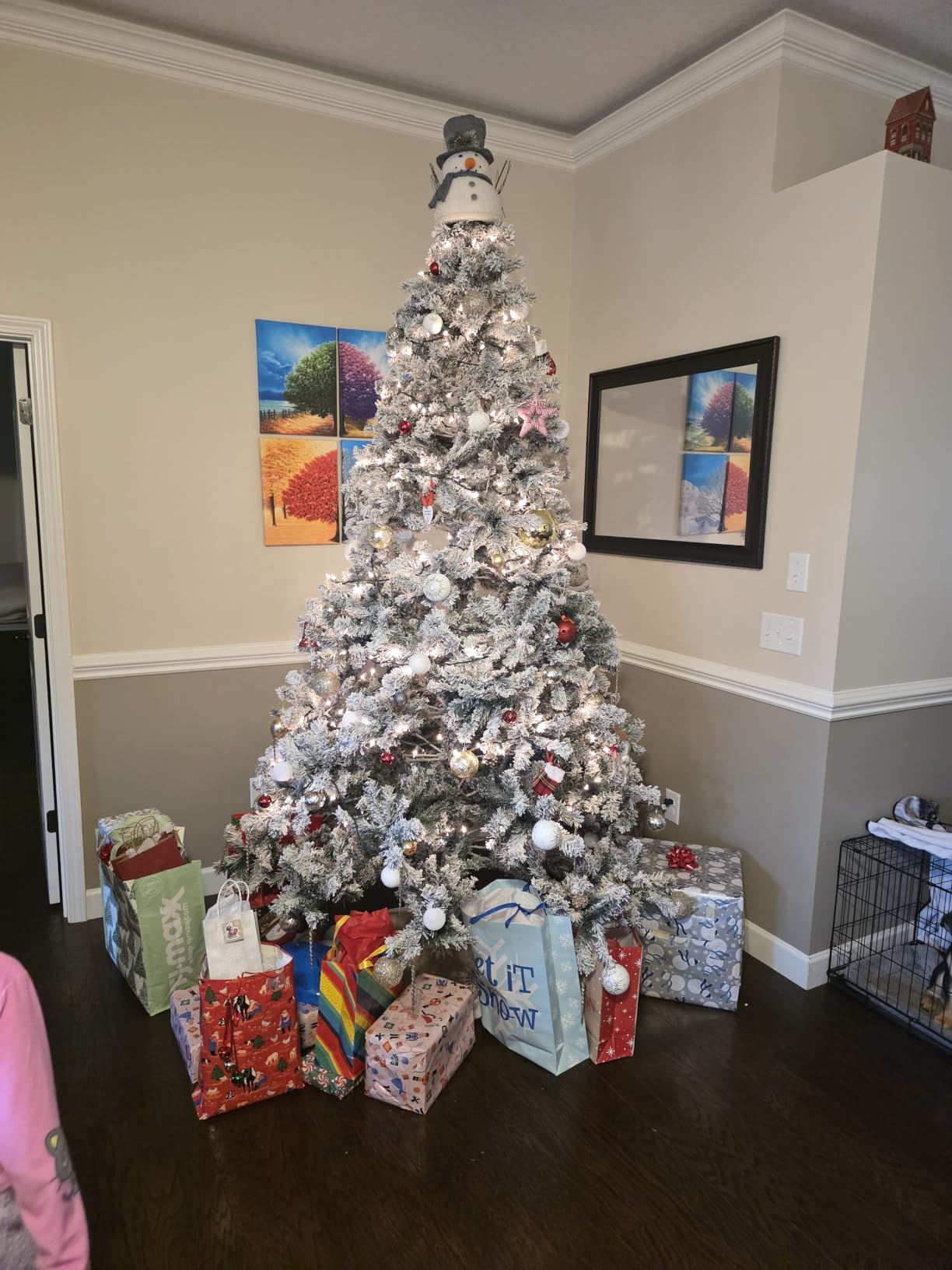 Artificial Christmas Tree, Premium PVC Xmas Full, Flocked Snow Pine Tree with Solid Metal Stand, Ideal for Indoor and Outdoor (9FT), White customer photo 1