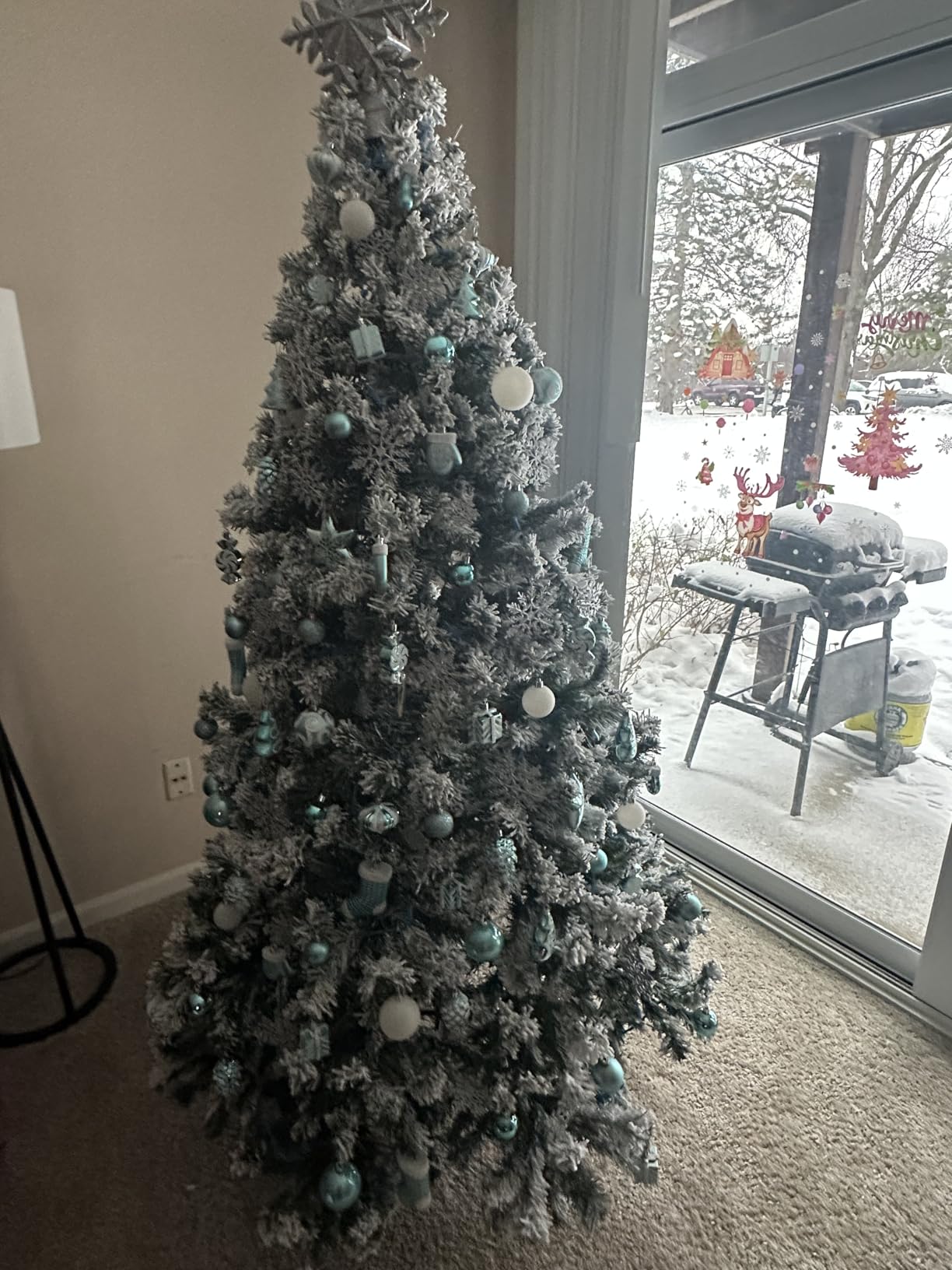 Yaheetech 6ft Snow Flocked Pre-lit Christmas Tree with 250 Warm White Lights, 820 Lush Branch Tips & Quick-Assembly Hinged Design, Full Artificial Xmas Tree for Winter Holiday Décor, Green & White customer photo 1