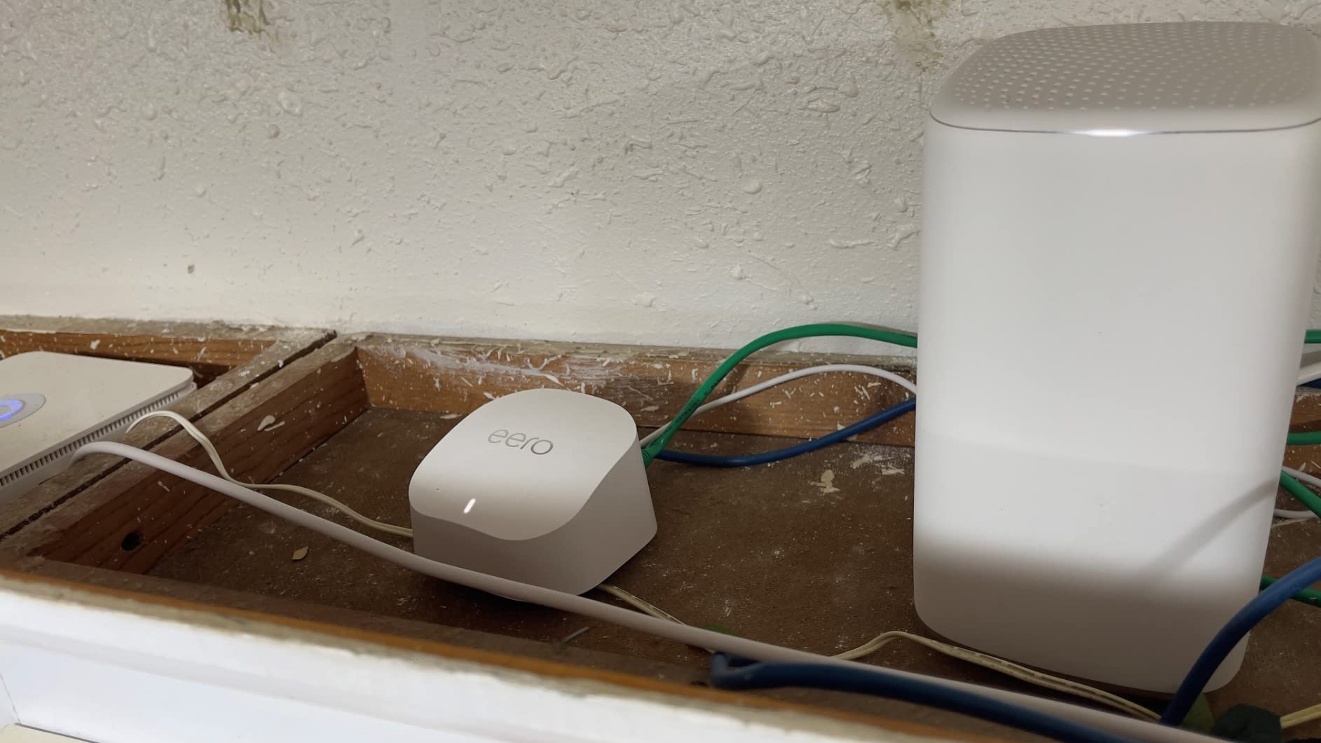 Amazon eero 6+ mesh wifi system - Supports internet plans up to a Gigabit, Coverage up to 4,500 sq. ft., Connect 75+ devices, 3-pack customer photo 4
