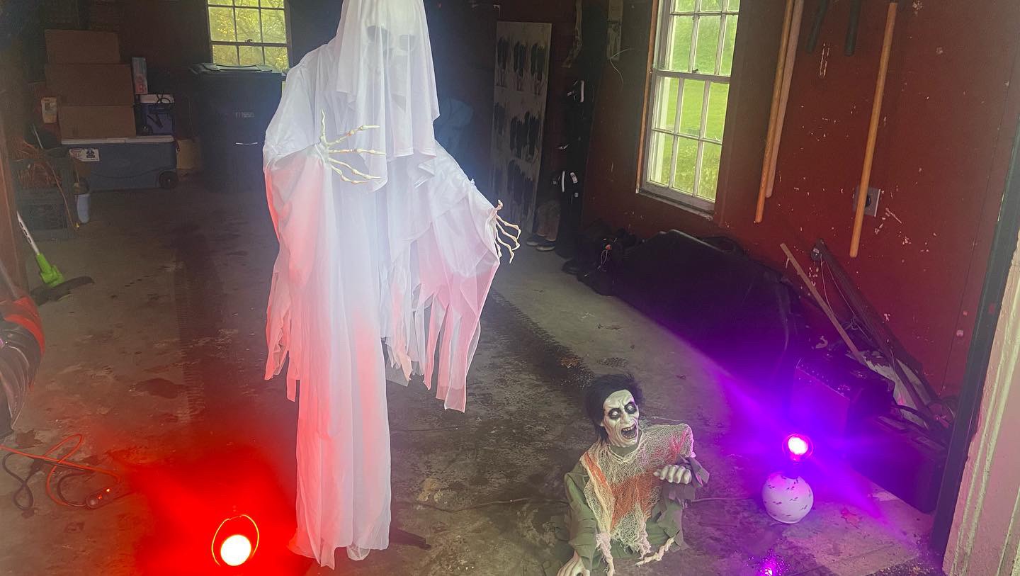 JOYIN Halloween Outdoor Decoration Zombie Groundbreaker, Animatronics Zombie Props Halloween Outside Decor, Animated Groundbreaker with Sound & Glowing Eyes for Graveyard Lawn Yard Haunted House Decor customer photo 1