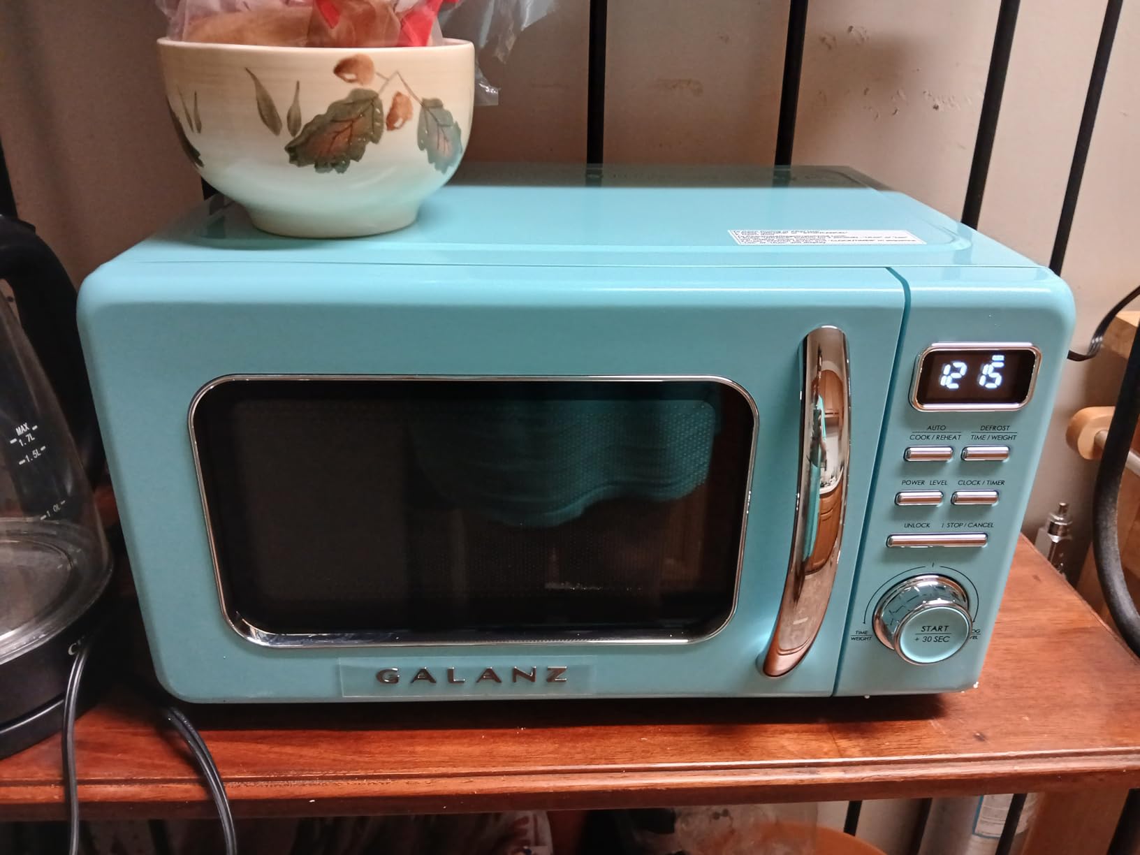Galanz GLCMKZ09BER09 Retro Countertop Microwave Oven with Auto Cook & Reheat, Defrost, Quick Start Functions, Easy Clean, Pull Handle, 0.9 cu ft, Blue customer photo 1