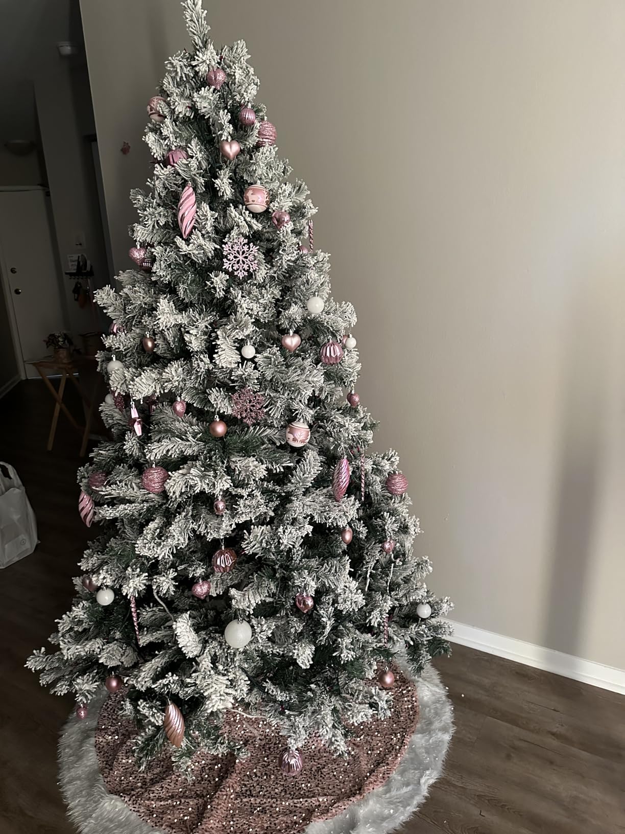 Yaheetech 9ft Pre-Lit Snow Flocked Artificial Christmas Tree, 900 Lights | 2084 PVC Branch Tips, Full Snowy Realism, Pre-Strung Warm White Lights, Foldable Steel Stand Included. Green & White. customer photo 2