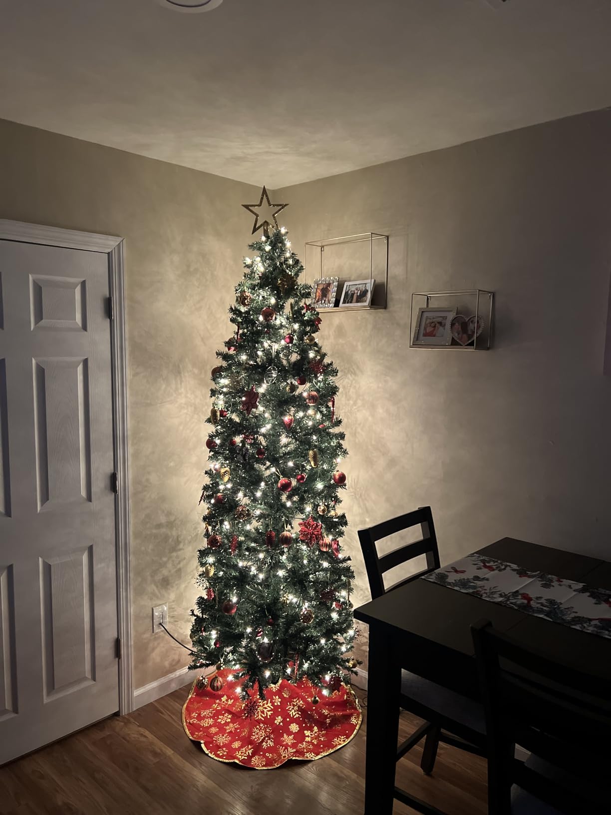 Yaheetech 6ft Pre-lit Snow Flocked Pencil Christmas Tree Fir Hinged Slim Corner Xmas Tree Holiday Decoration with 250 Incandescent Warm White Lights & 814 Snow Branch Tips customer photo 1