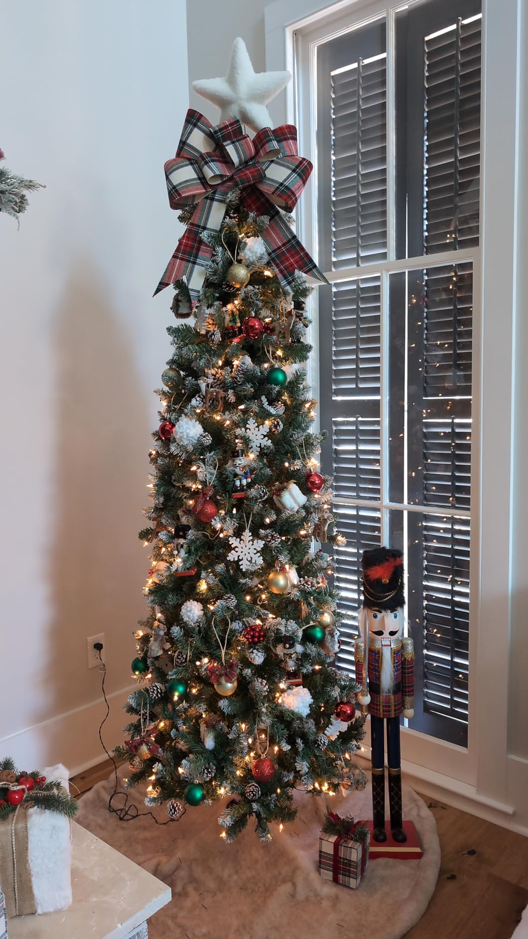 Best Choice Products 6ft Pre-lit Pencil Christmas Tree, Partially Flocked & Frosted Slim Holiday Tree Decoration, Skinny Xmas Tree, 250 Lights, 618 Frosted Tips, 50 Pine Cones, Foldable Stand customer photo 2