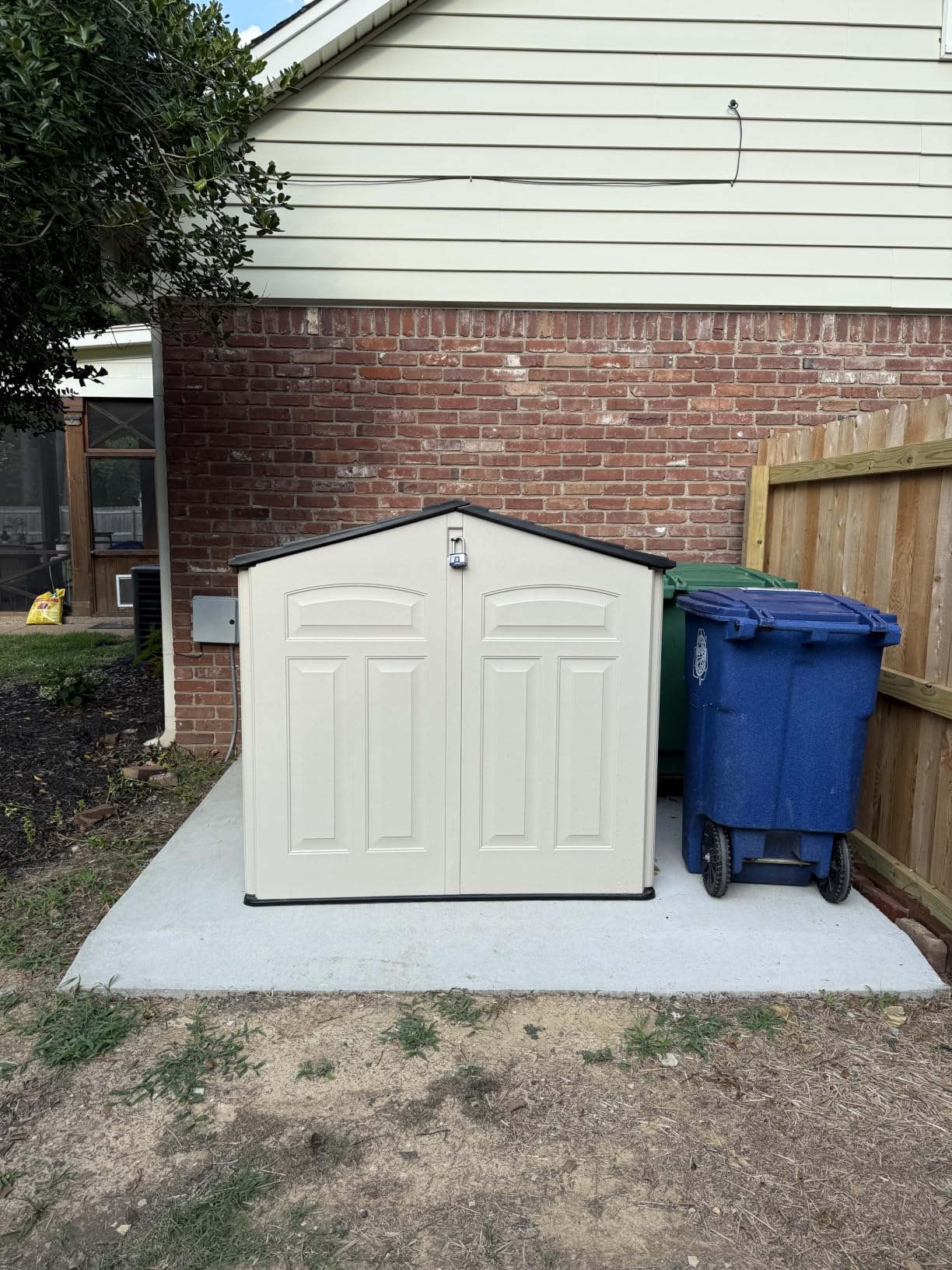 Rubbermaid Large Resin Outdoor Storage Shed With Floor (7 x 7 Ft.), Weather Resistant, Brown customer photo 2