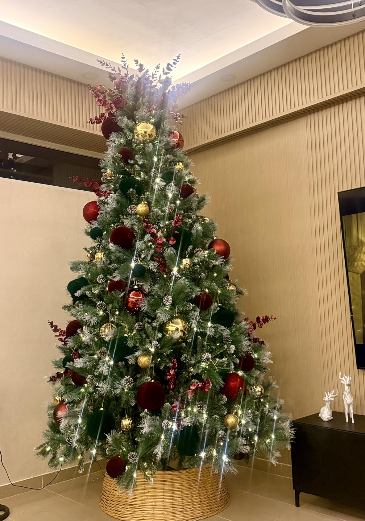 Best Choice Products 9ft Pre-Lit Scotch Pine Christmas Tree, Premium Frosted Pre-Decorated Artificial Holiday Decor w/ 2,020 Branch Tips, 2-in-1 White and Multicolor LED Lights, Cordless Setup customer photo 2