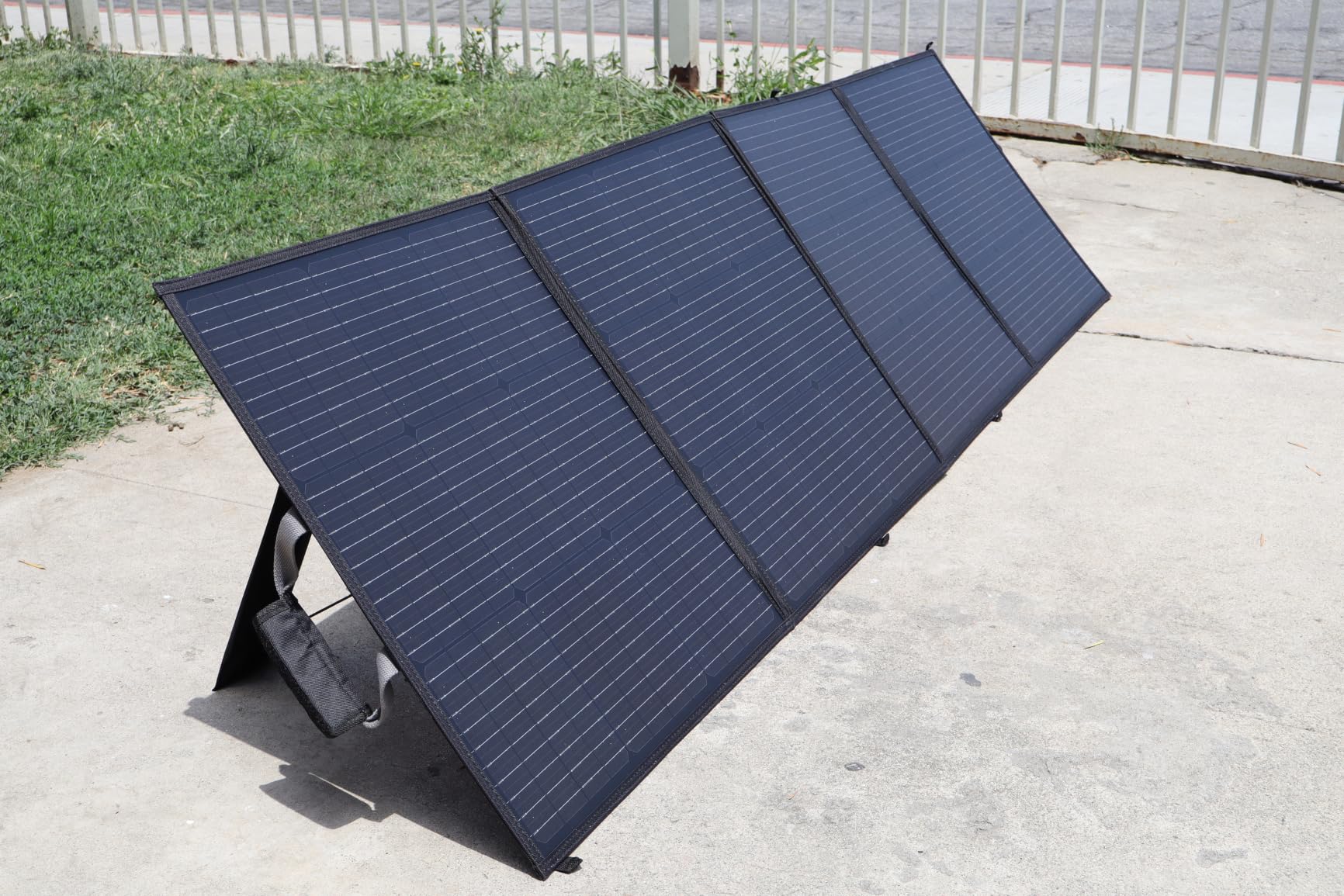 Portable Solar Panel 220W 40V Monocrystalline Foldable Solar Panels Charger Power Backup, IP67 Waterproof Durable for Power Station RV Camping Off Grid Fishing customer photo 2