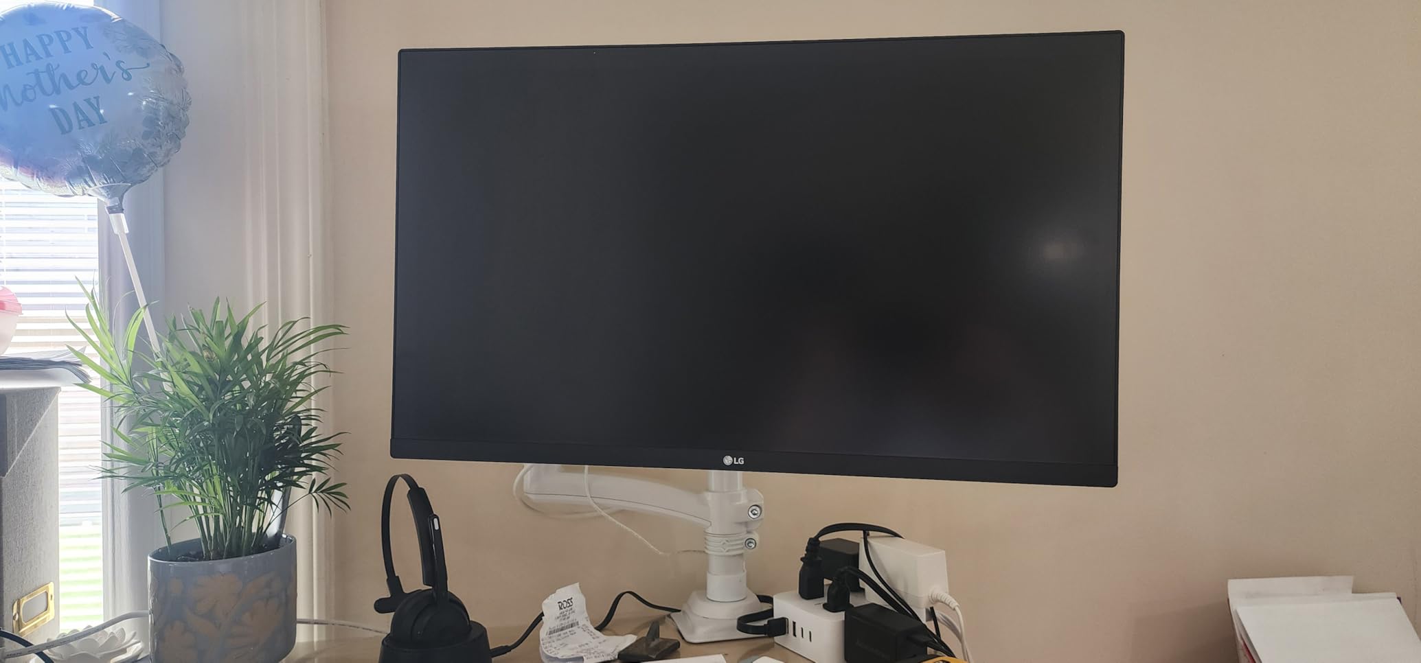 LG 27US500-W Ultrafine Monitor 27-Inch 4K UHD (3840x2160) HDR10 IPS Borderless Design Reader Mode Flicker Safe Switch App HDMI DisplayPort - White customer photo 2