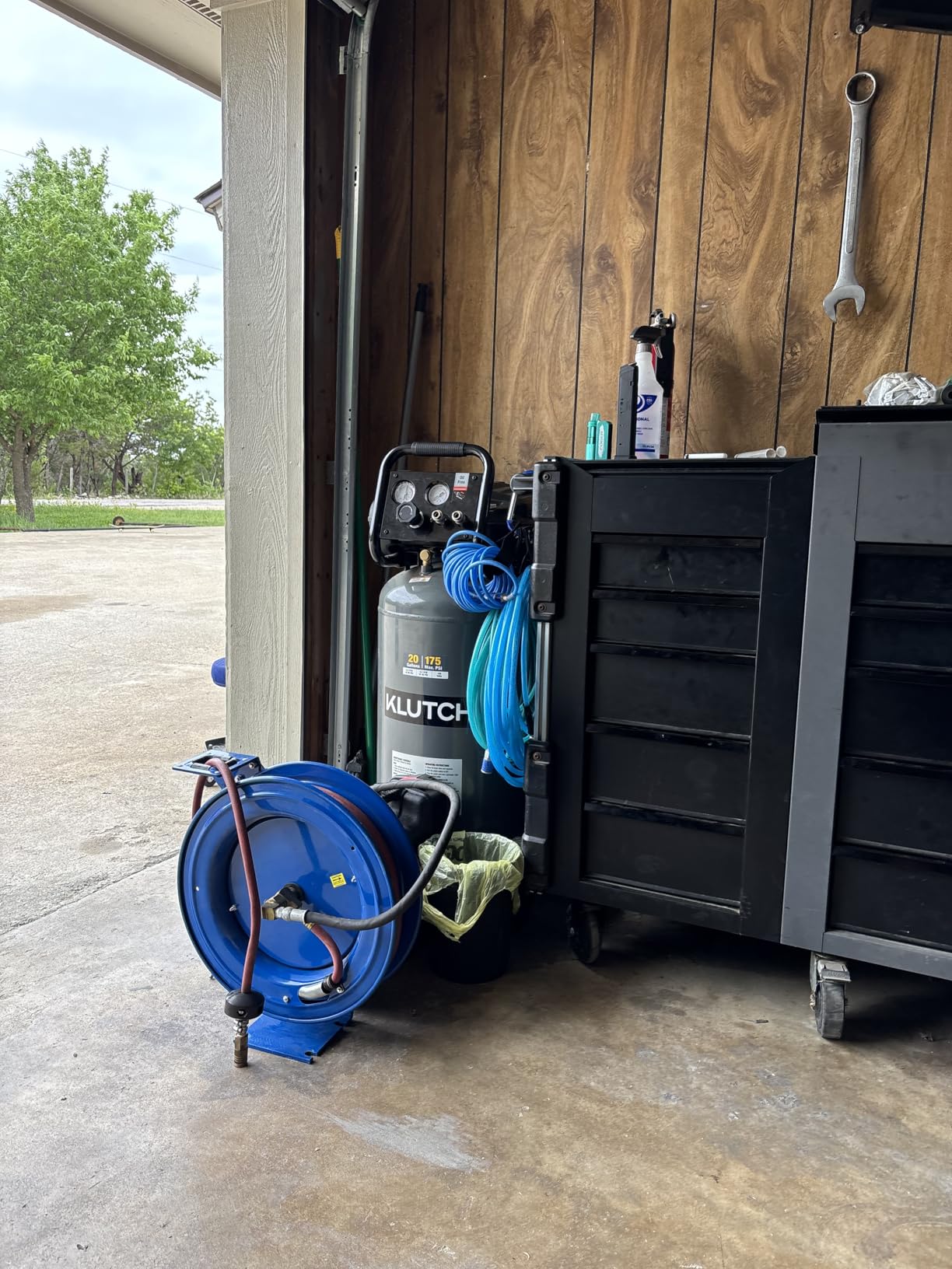 Klutch 29-Gallon Air Compressor, 2.5 HP, 120 Volts, 175 PSI customer photo 2