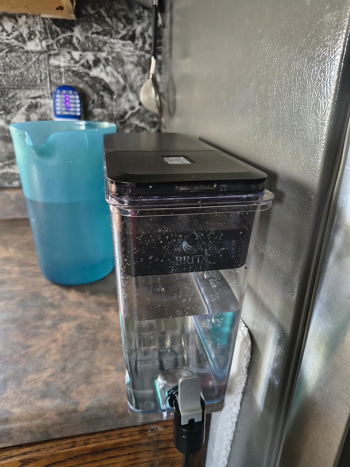 Brita Extra-Large 27-Cup Water Dispenser with BritaPlus Filter, WQA NSF/ANSI Certified, Reduces 2X Contaminants vs. Standard, Reduces Chlorine, Zinc, Copper, Mercury & More, 1 Filter Included, Black customer photo 2
