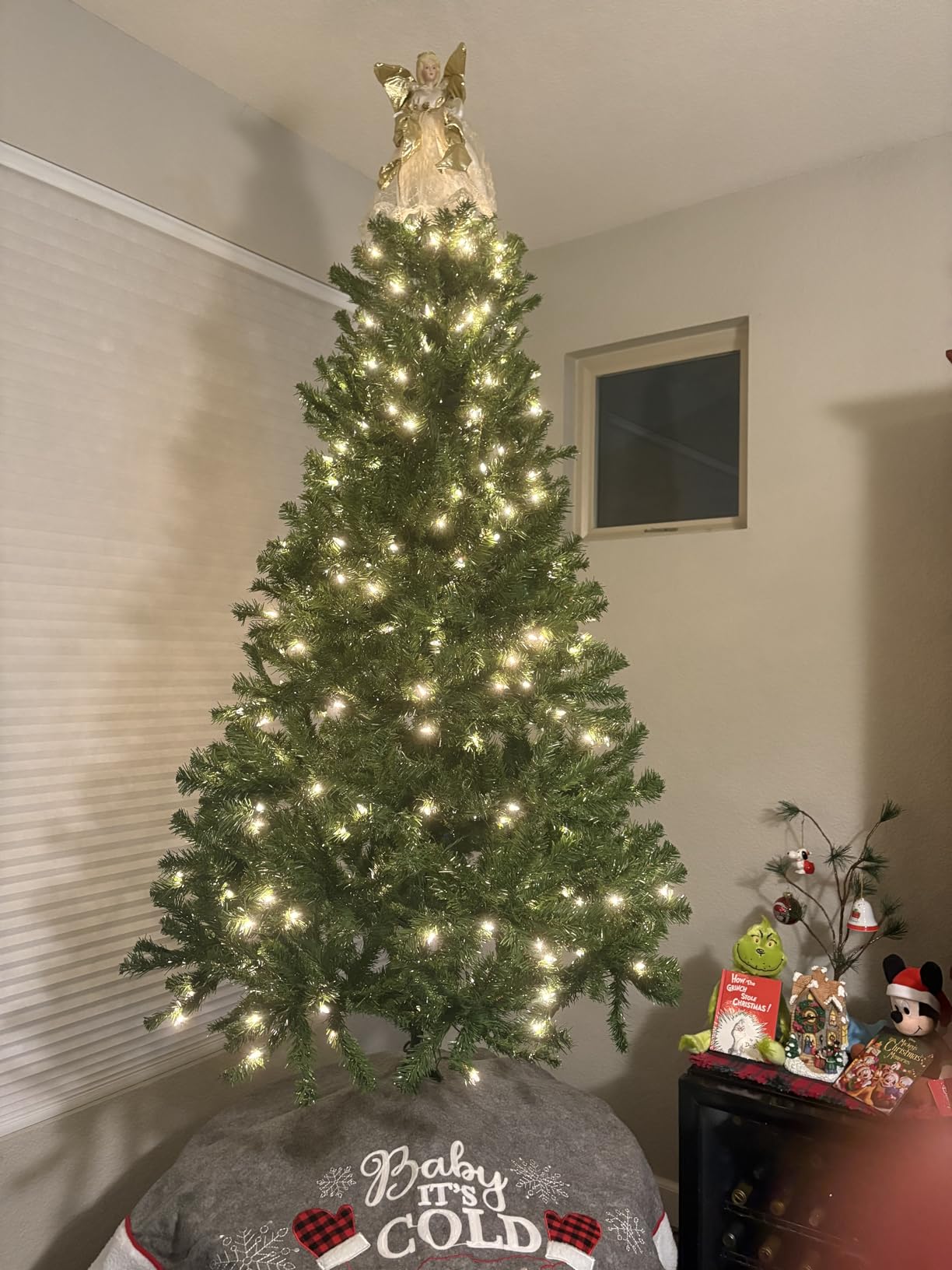 National Tree Company 6ft Pre-Lit North Valley Spruce Christmas Tree | 300 Clear Lights, 800 Branch Tips, Includes Stand, Artificial, Green customer photo 1
